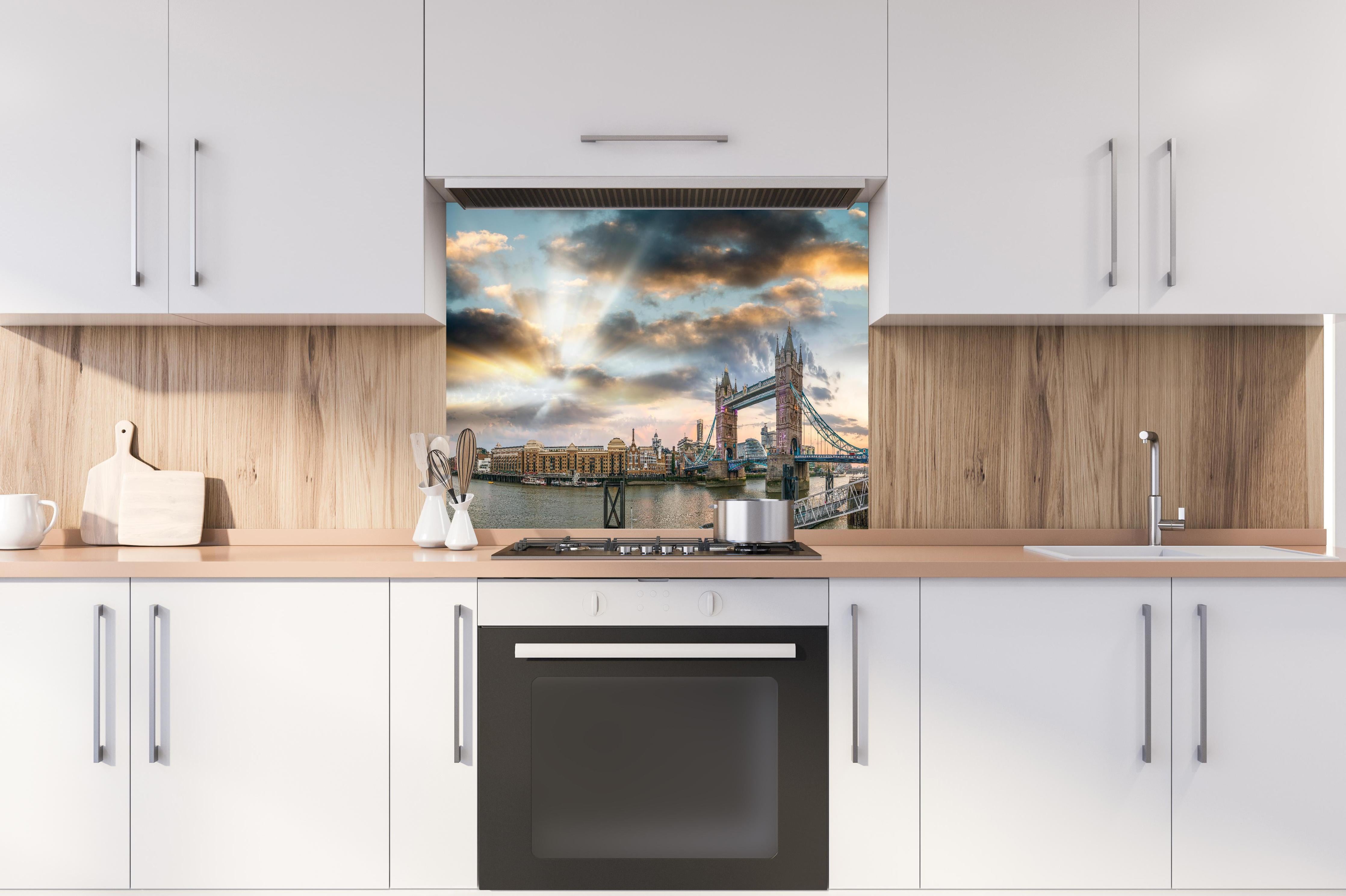 Spritzschutz - Ikonische Tower Bridge in London hinter einem Cerankochfeld zwischen Holz-Kochutensilien