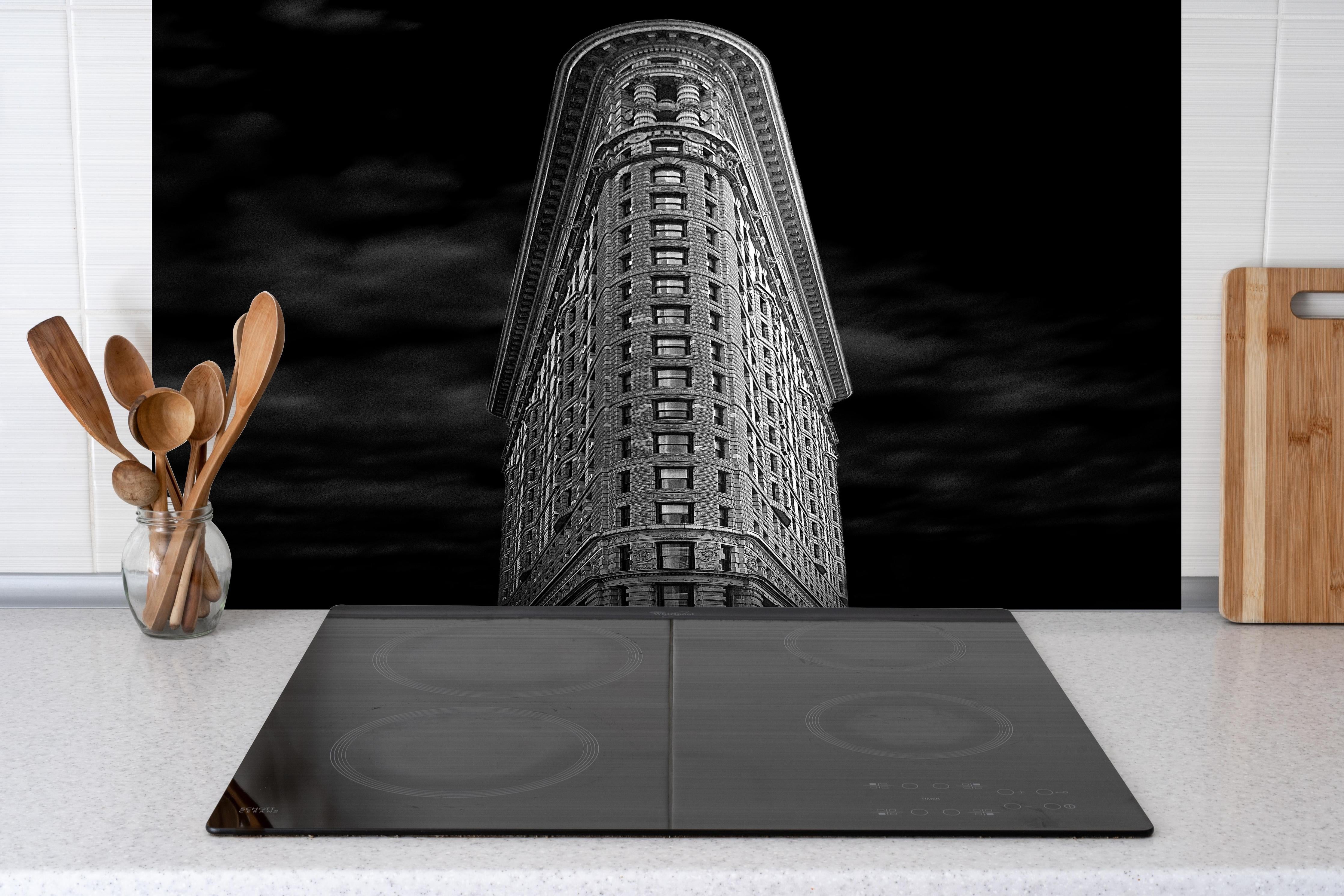 Spritzschutz - Ikonisches Flatiron Building in Schwarz-Weiß hinter einem Cerankochfeld zwischen Holz-Kochutensilien