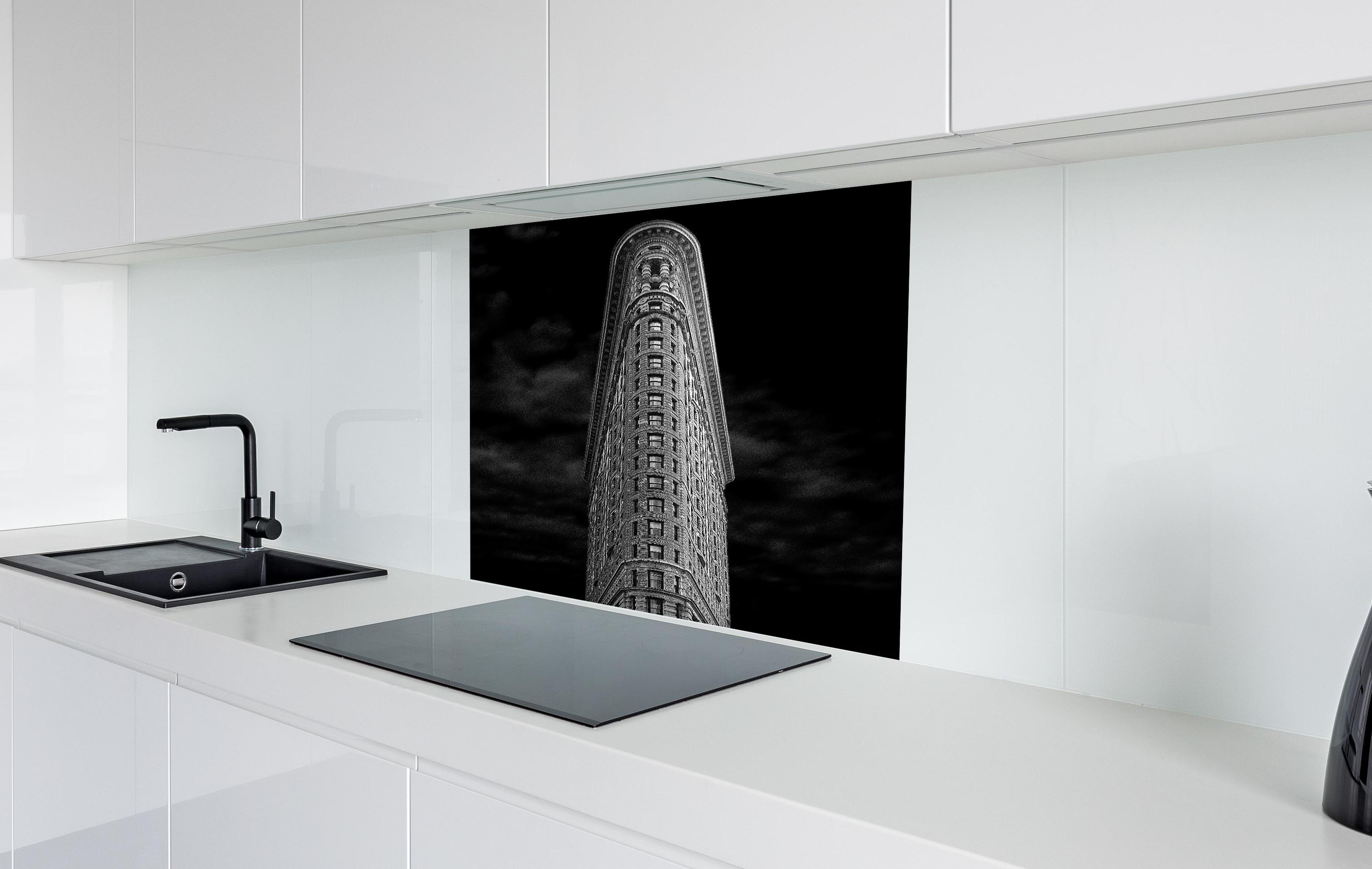 Spritzschutz - Ikonisches Flatiron Building in Schwarz-Weiß hinter einem Cerankochfeld zwischen Holz-Kochutensilien