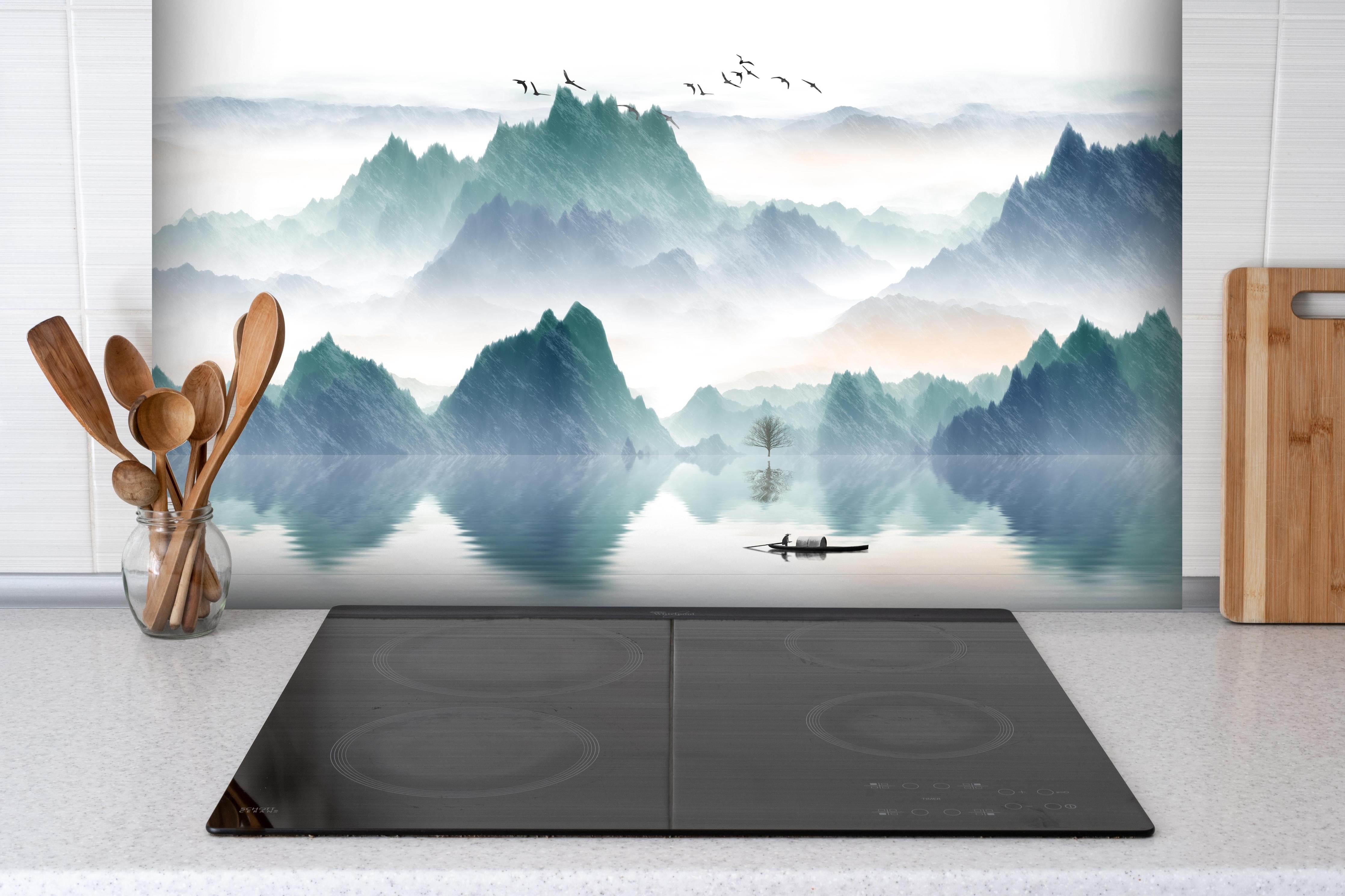 Spritzschutz - In den Bergen - Moderne Kunst hinter einem Cerankochfeld zwischen Holz-Kochutensilien