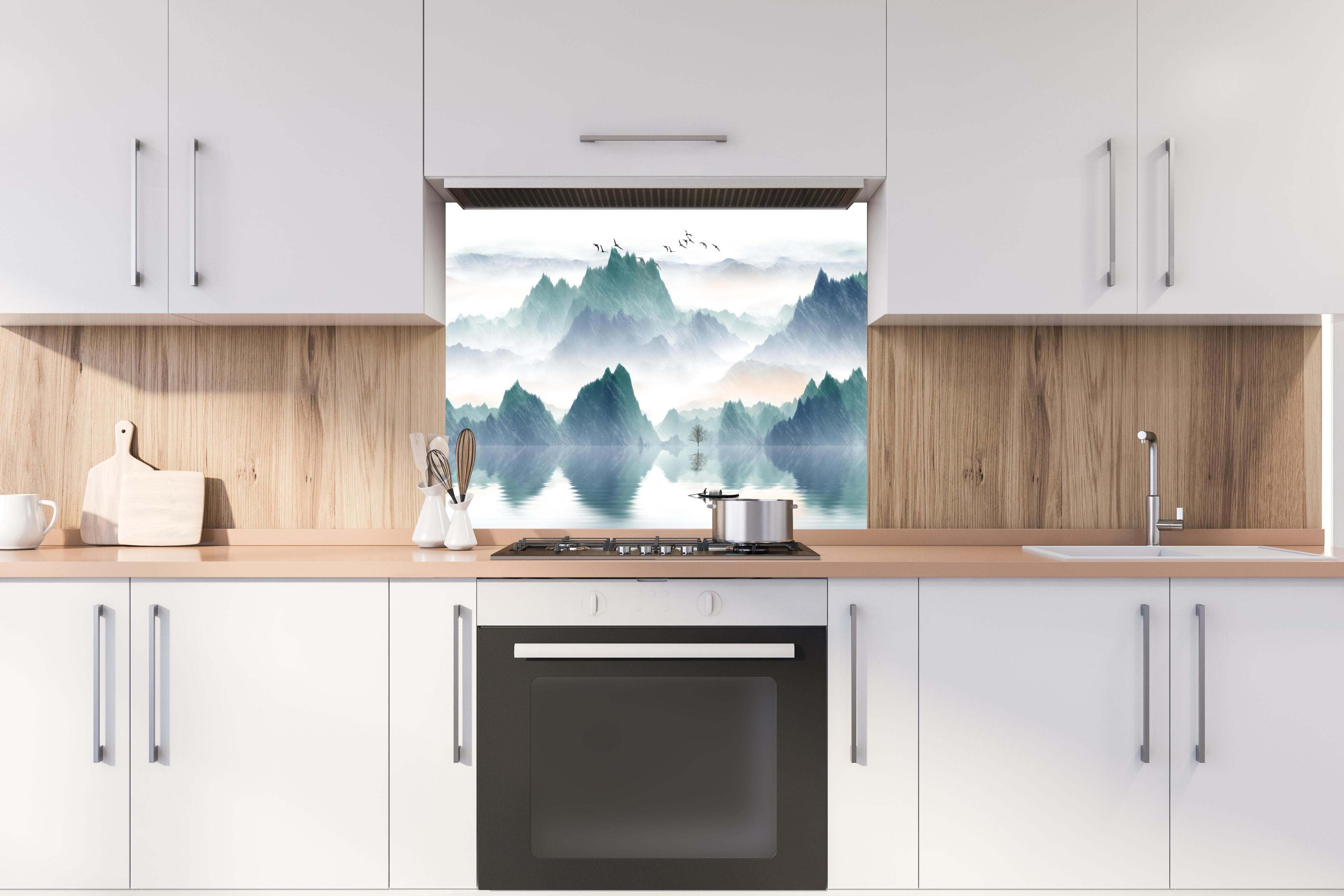 Spritzschutz - In den Bergen - Moderne Kunst hinter einem Cerankochfeld zwischen Holz-Kochutensilien