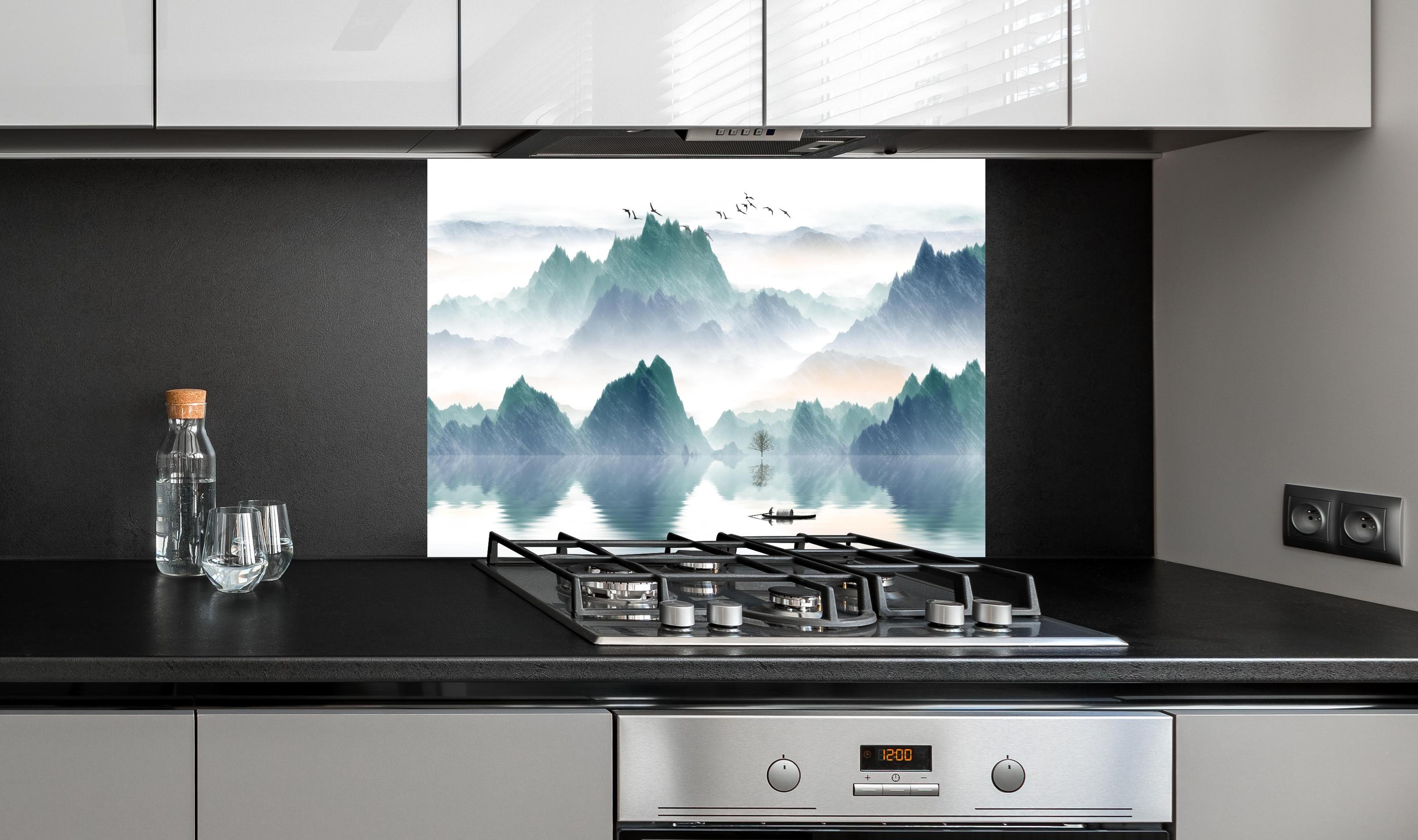 Spritzschutz - In den Bergen - Moderne Kunst hinter einem Cerankochfeld zwischen Holz-Kochutensilien