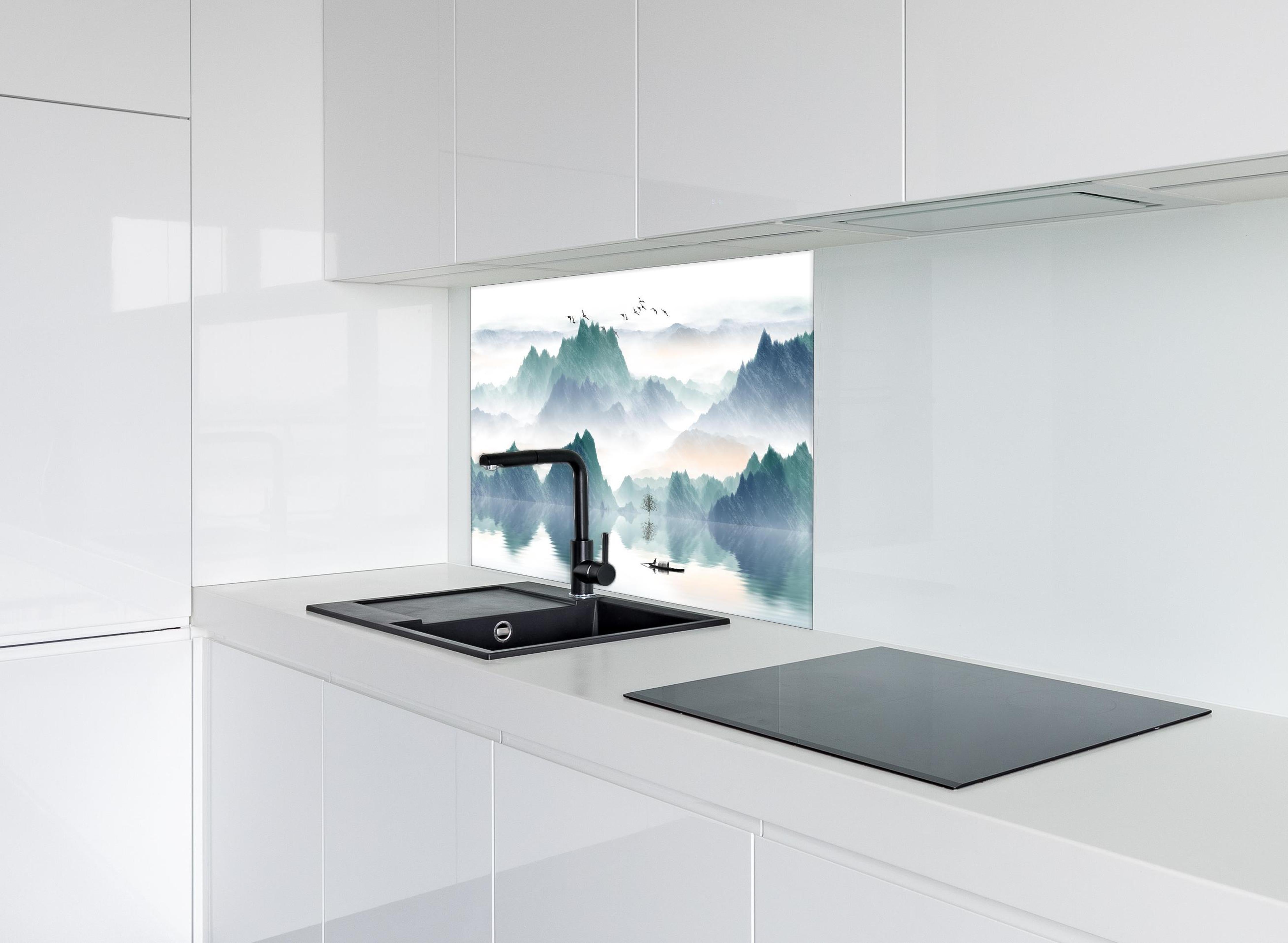 Spritzschutz - In den Bergen - Moderne Kunst hinter einem Cerankochfeld zwischen Holz-Kochutensilien