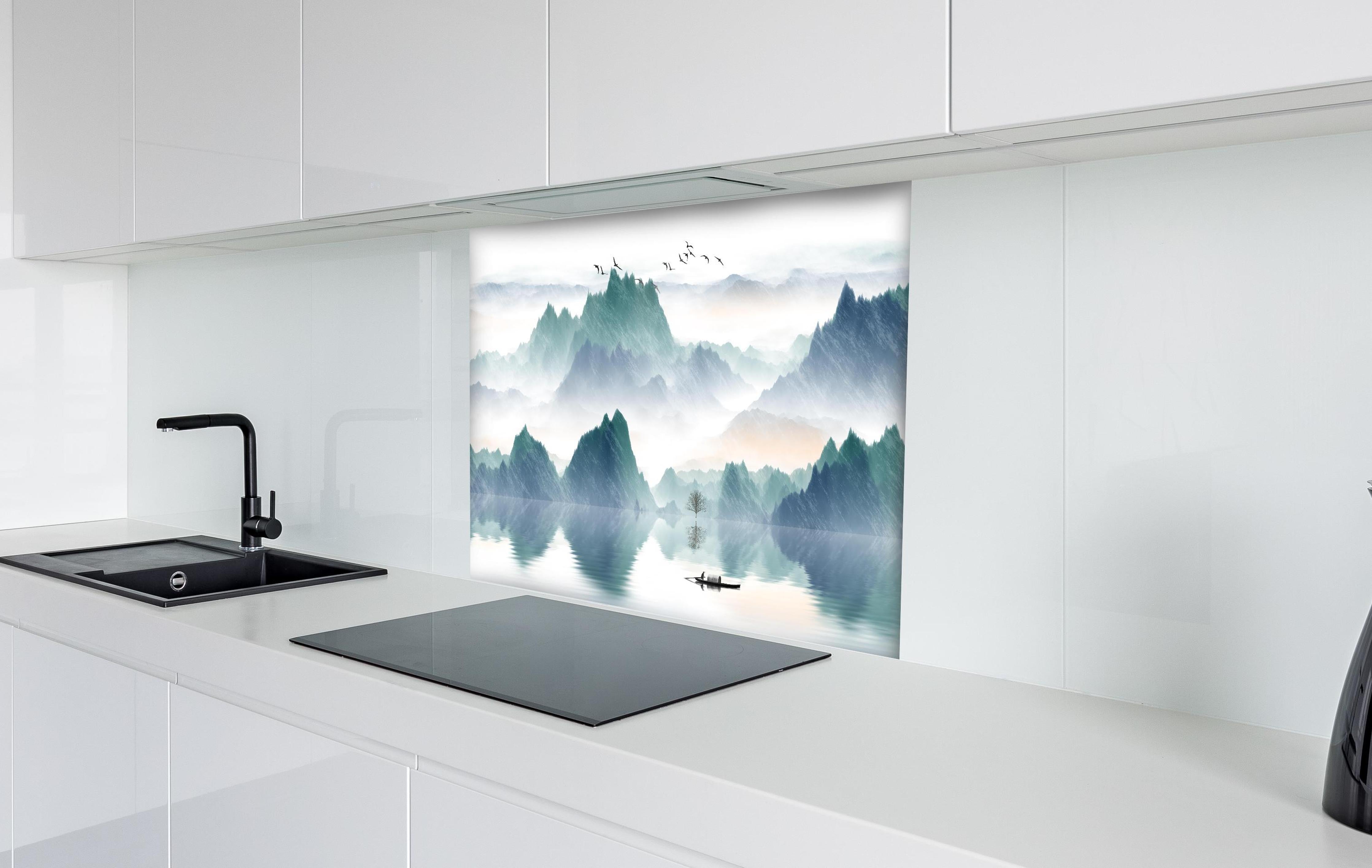 Spritzschutz - In den Bergen - Moderne Kunst hinter einem Cerankochfeld zwischen Holz-Kochutensilien