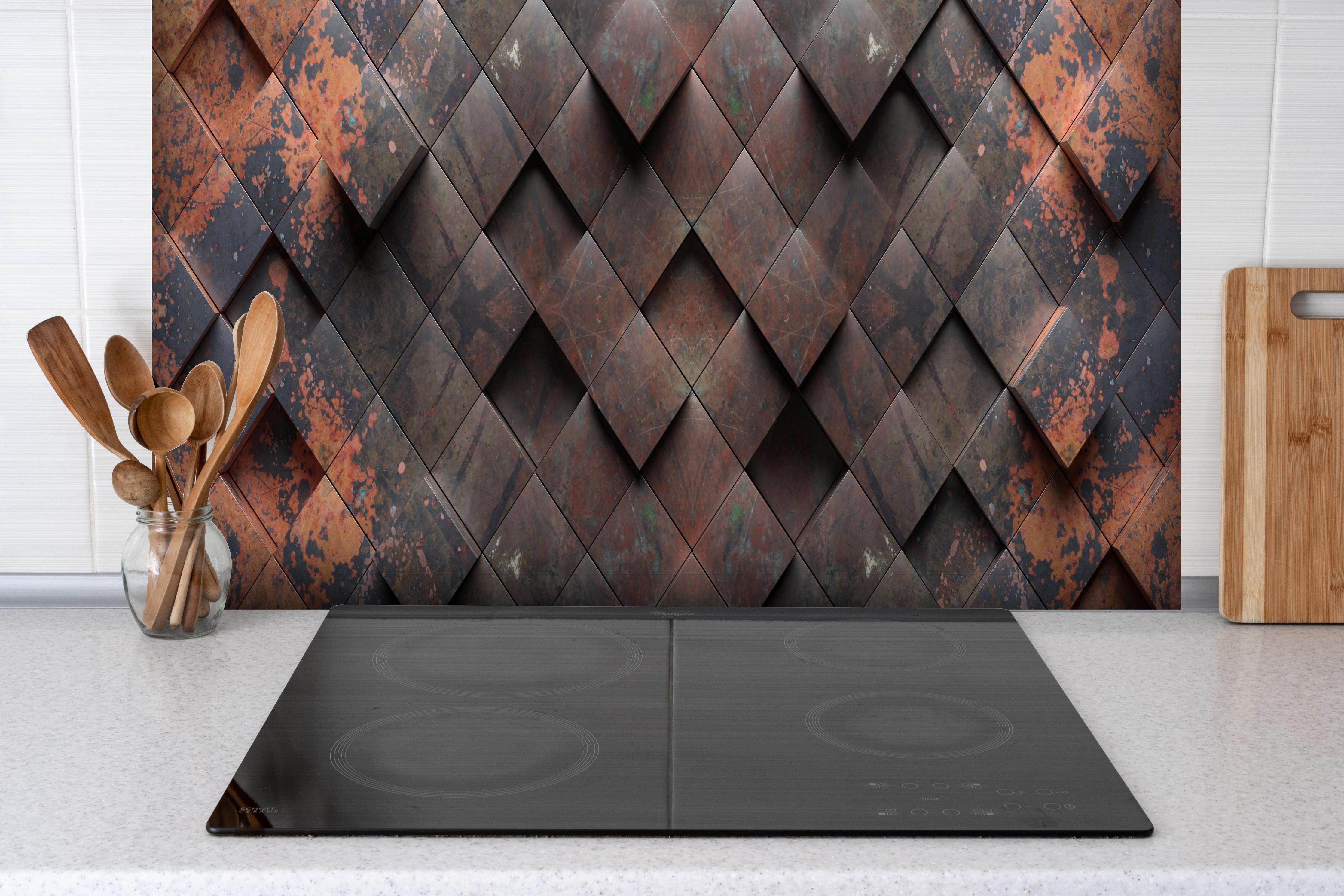 Spritzschutz - Industrielle rostige Metall-Würfelstruktur hinter einem Cerankochfeld zwischen Holz-Kochutensilien