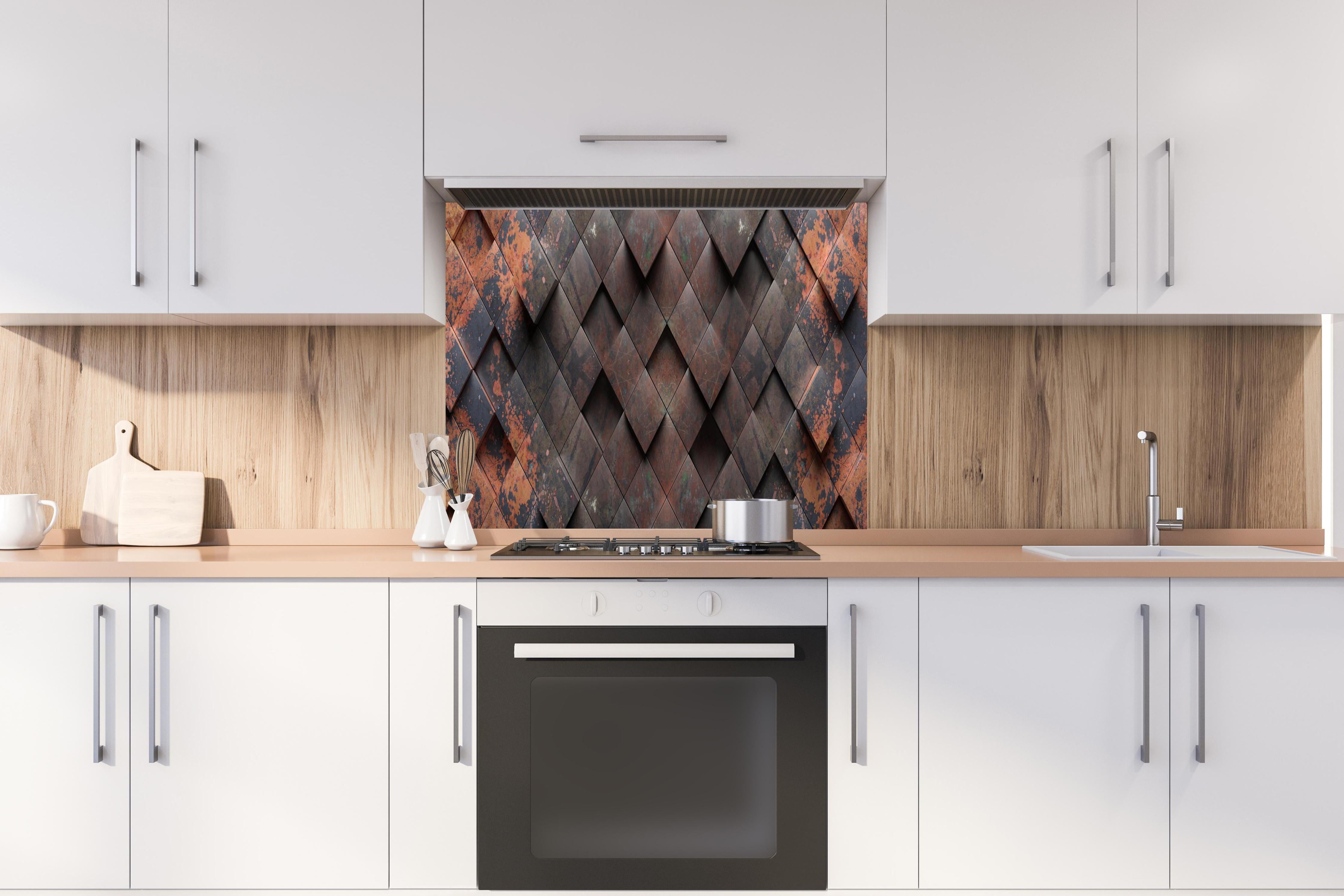 Spritzschutz - Industrielle rostige Metall-Würfelstruktur hinter einem Cerankochfeld zwischen Holz-Kochutensilien