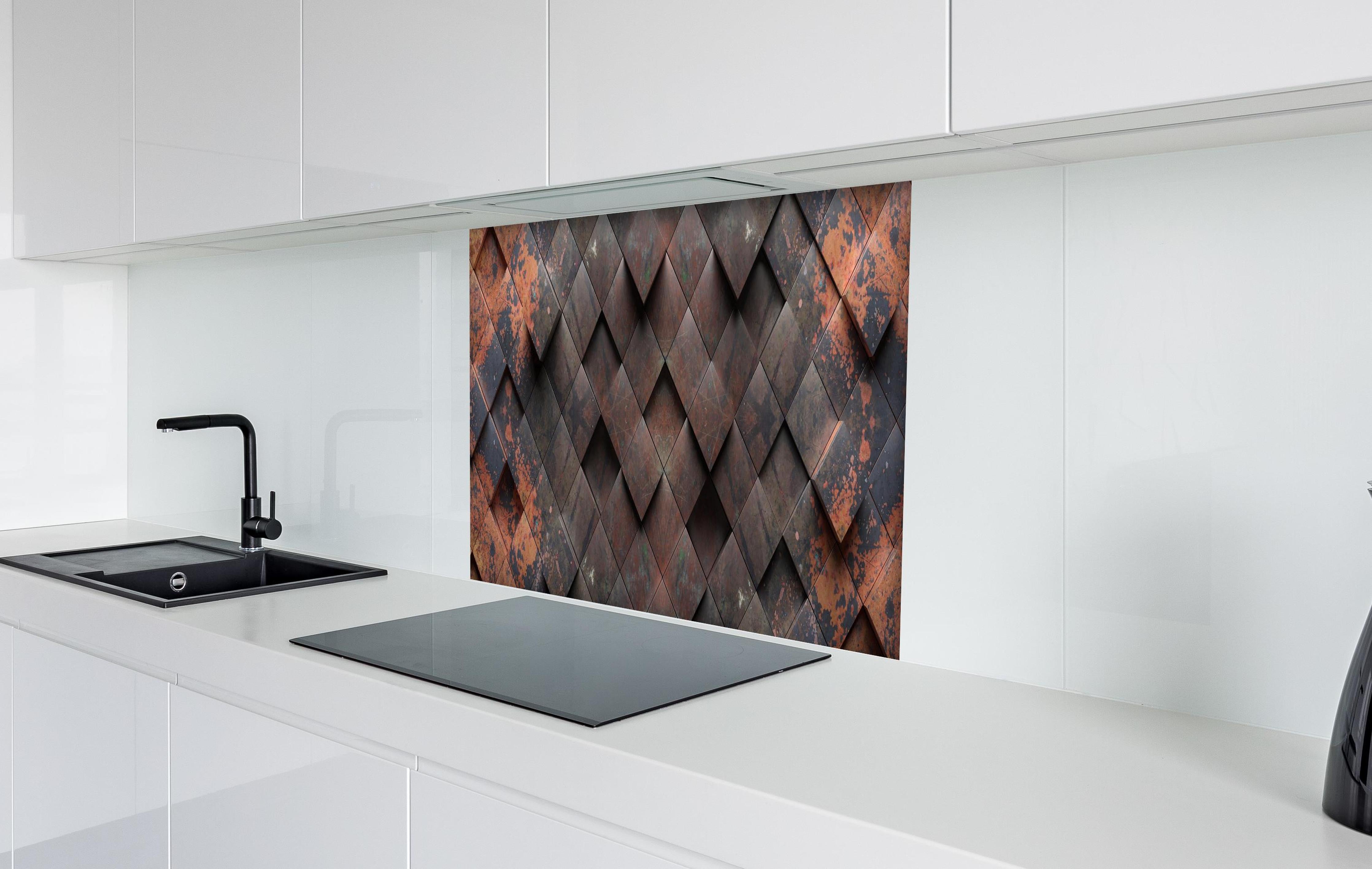 Spritzschutz - Industrielle rostige Metall-Würfelstruktur hinter einem Cerankochfeld zwischen Holz-Kochutensilien