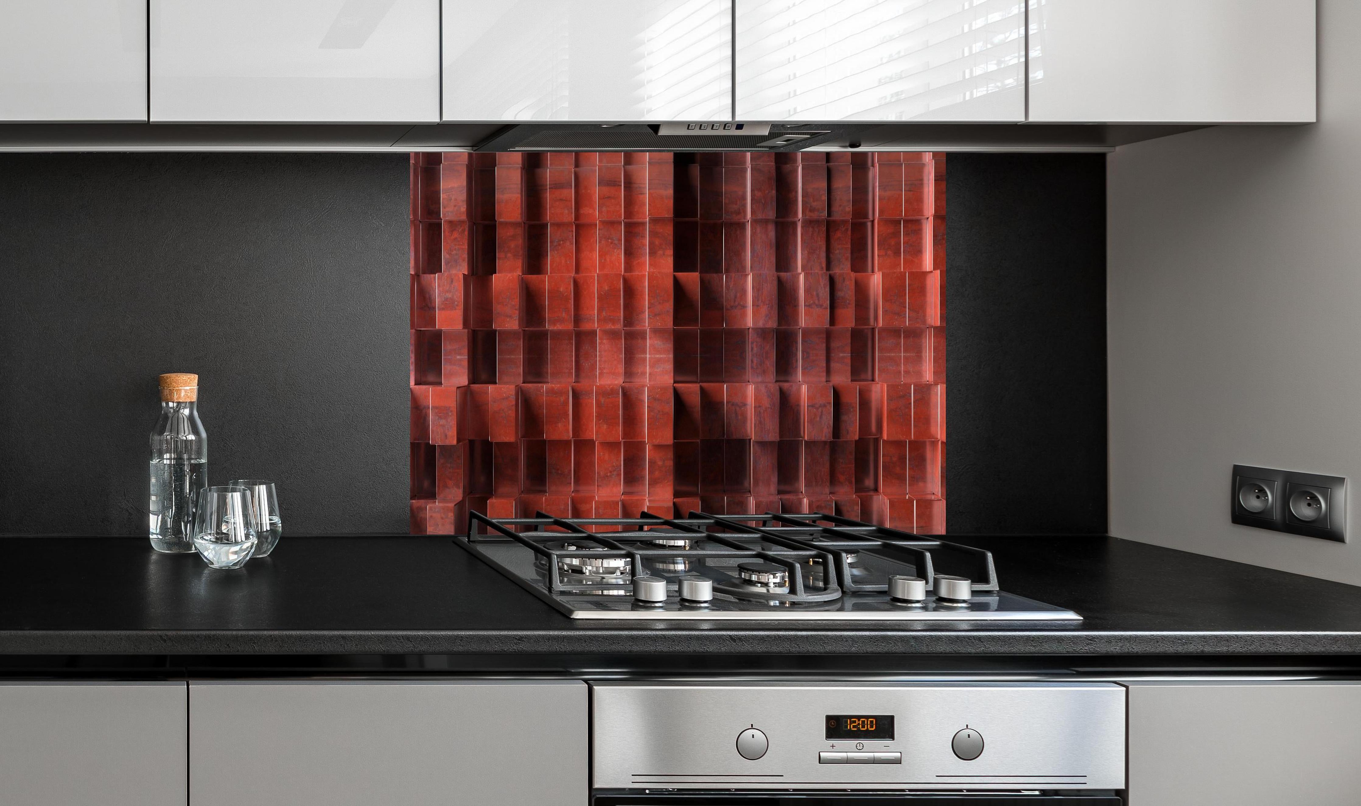 Spritzschutz - Industrielle rostige Metallwürfel Struktur hinter einem Cerankochfeld zwischen Holz-Kochutensilien