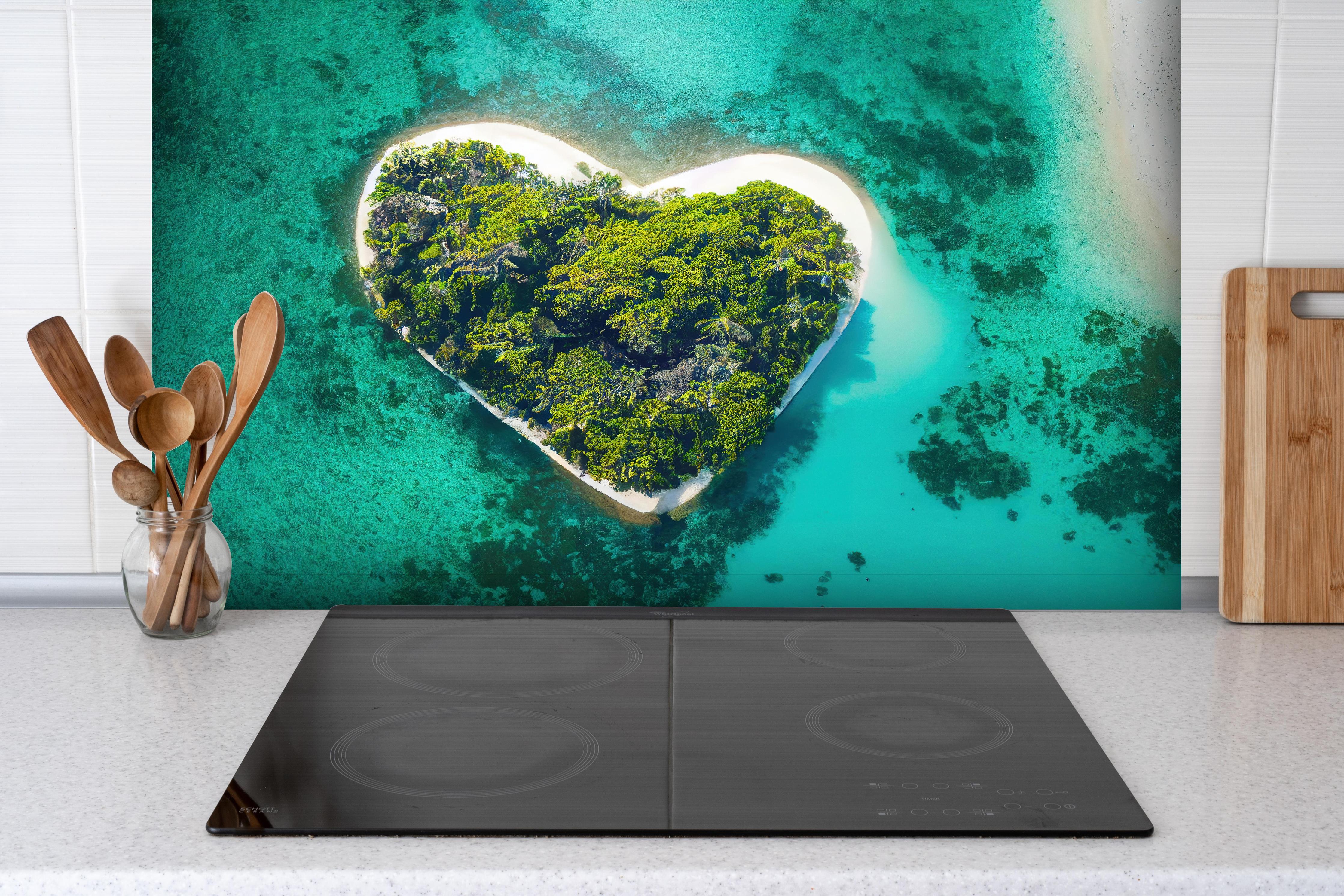 Spritzschutz - Insel in Herzform hinter einem Cerankochfeld zwischen Holz-Kochutensilien