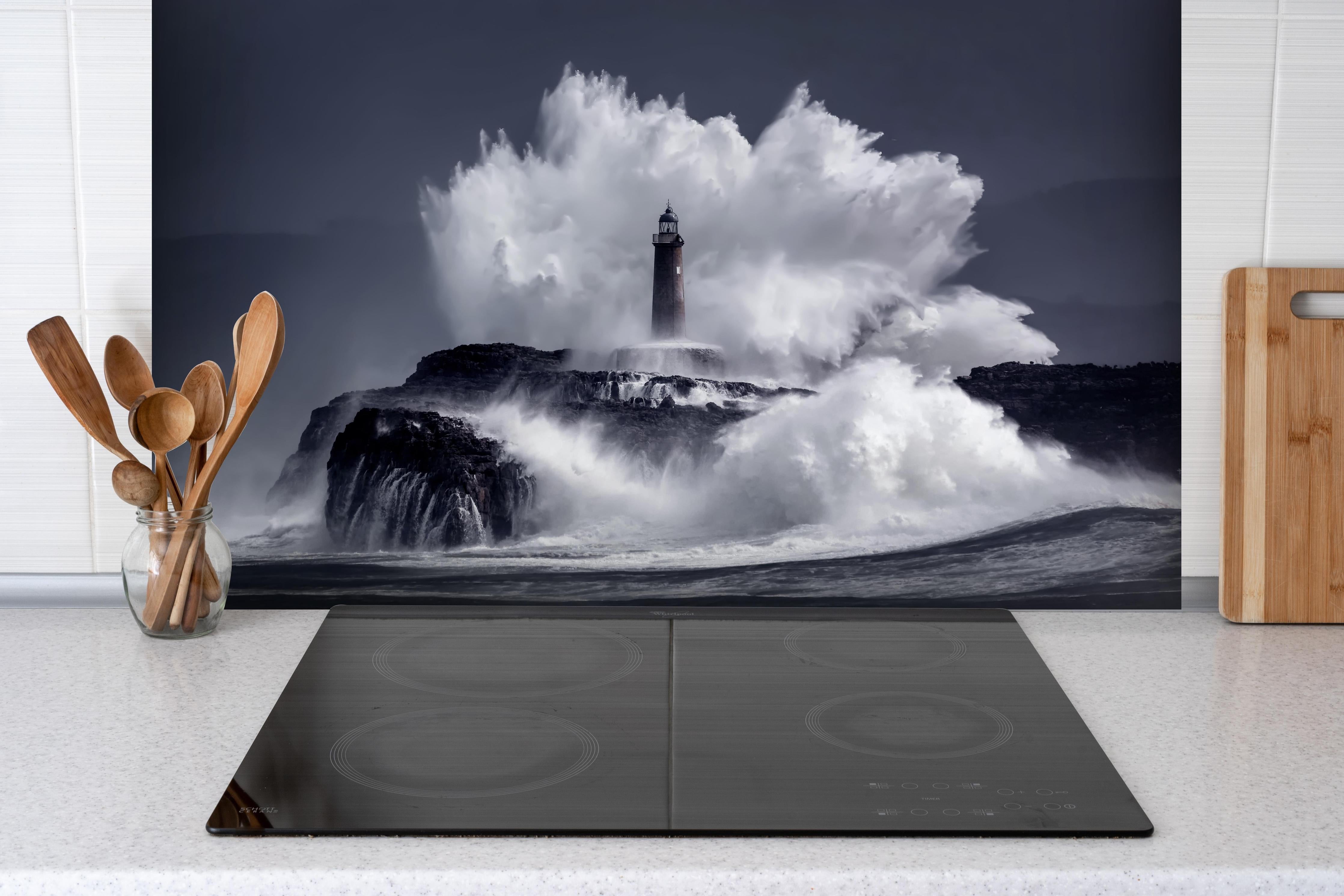 Spritzschutz - Insel mit großen Wellen hinter einem Cerankochfeld zwischen Holz-Kochutensilien