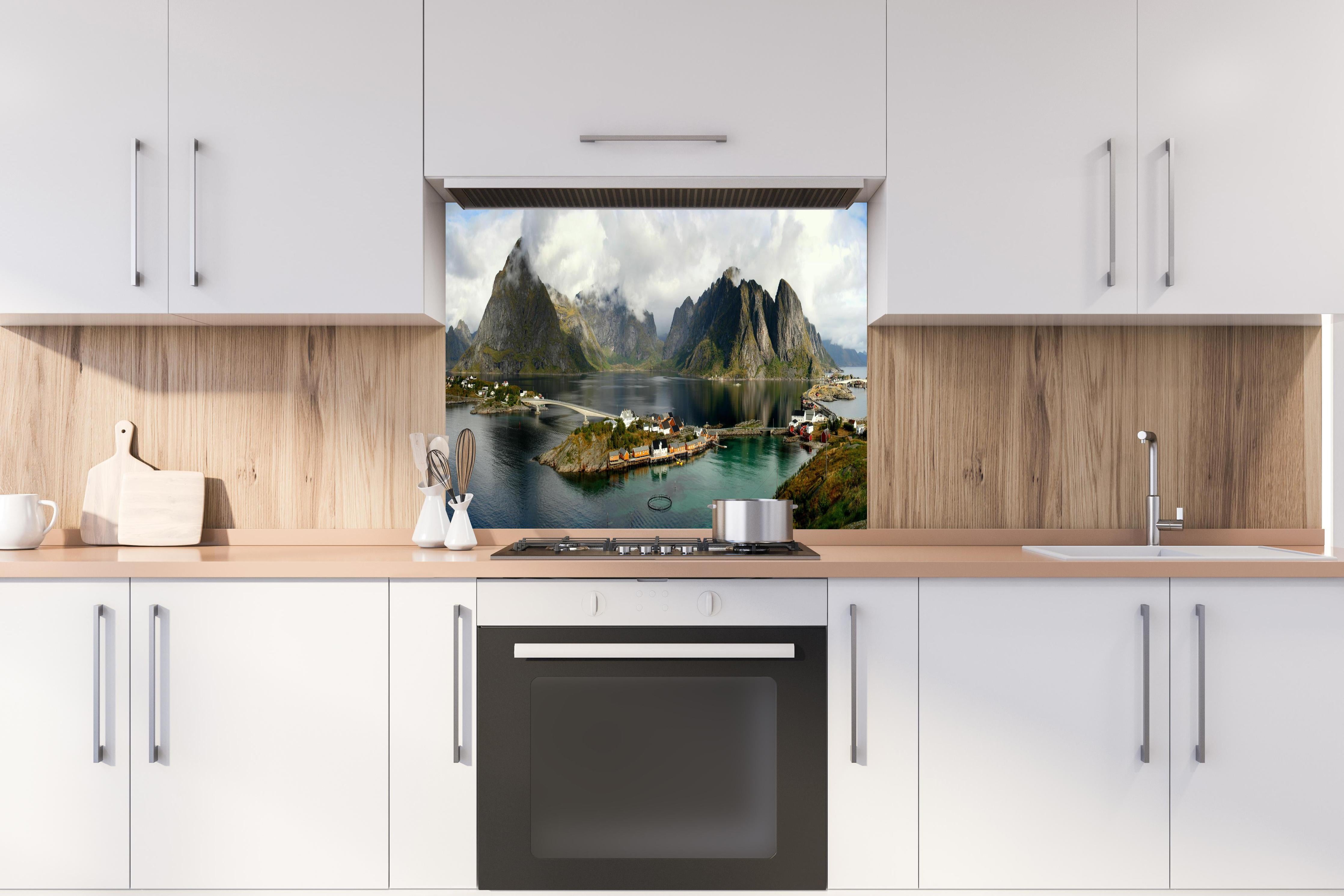 Spritzschutz - Inselwelt Lofoten 2007 hinter einem Cerankochfeld zwischen Holz-Kochutensilien