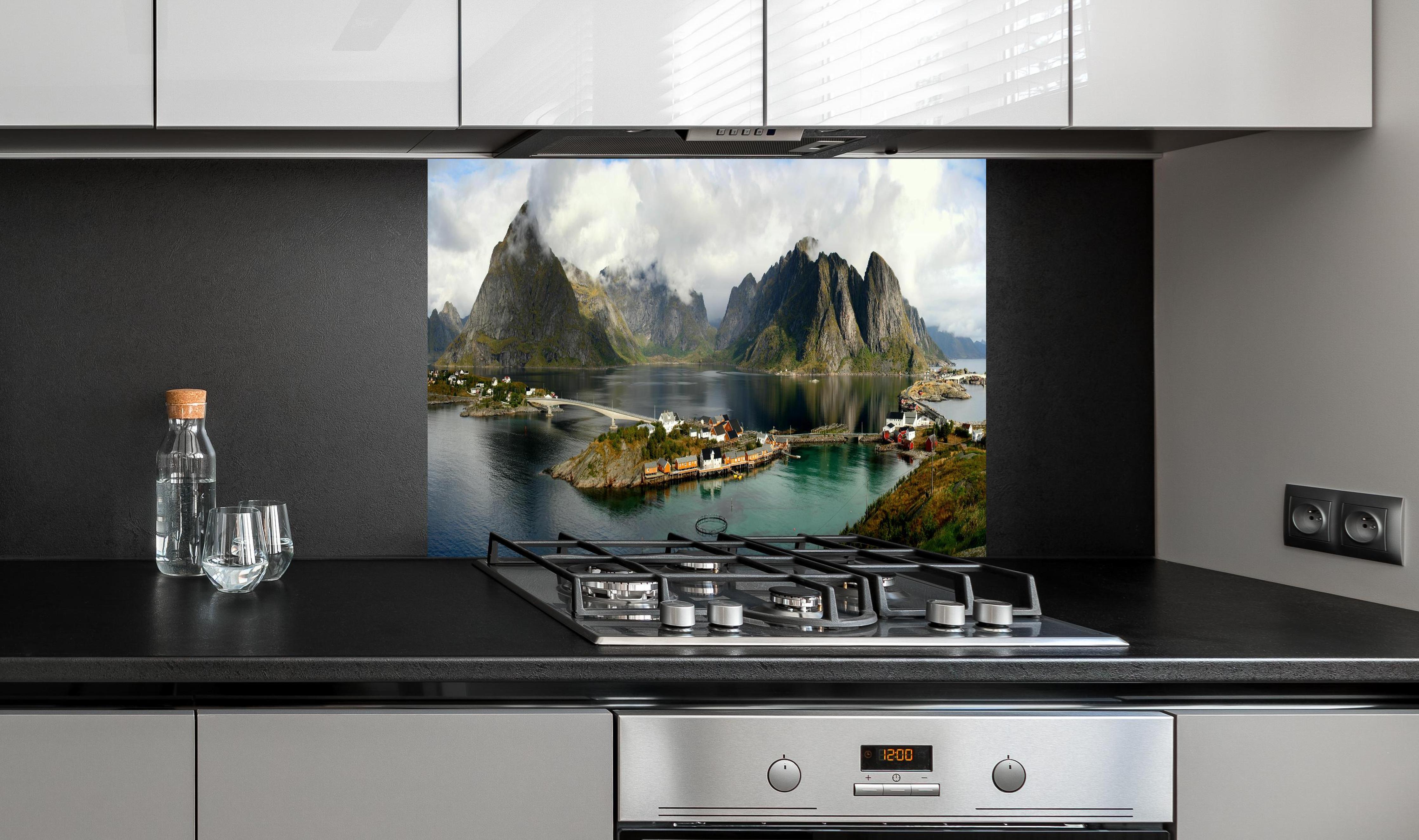 Spritzschutz - Inselwelt Lofoten 2007 hinter einem Cerankochfeld zwischen Holz-Kochutensilien