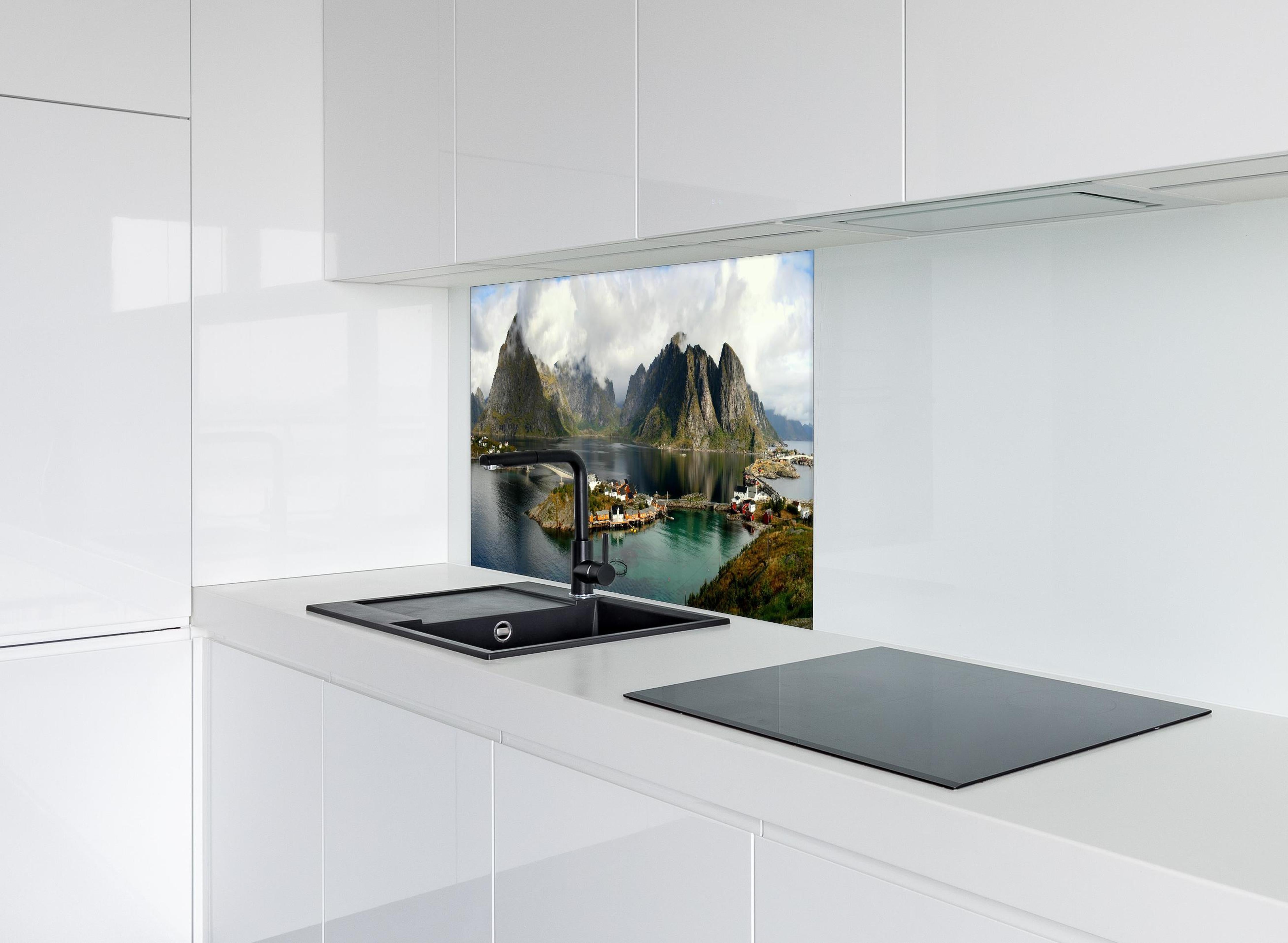 Spritzschutz - Inselwelt Lofoten 2007 hinter einem Cerankochfeld zwischen Holz-Kochutensilien