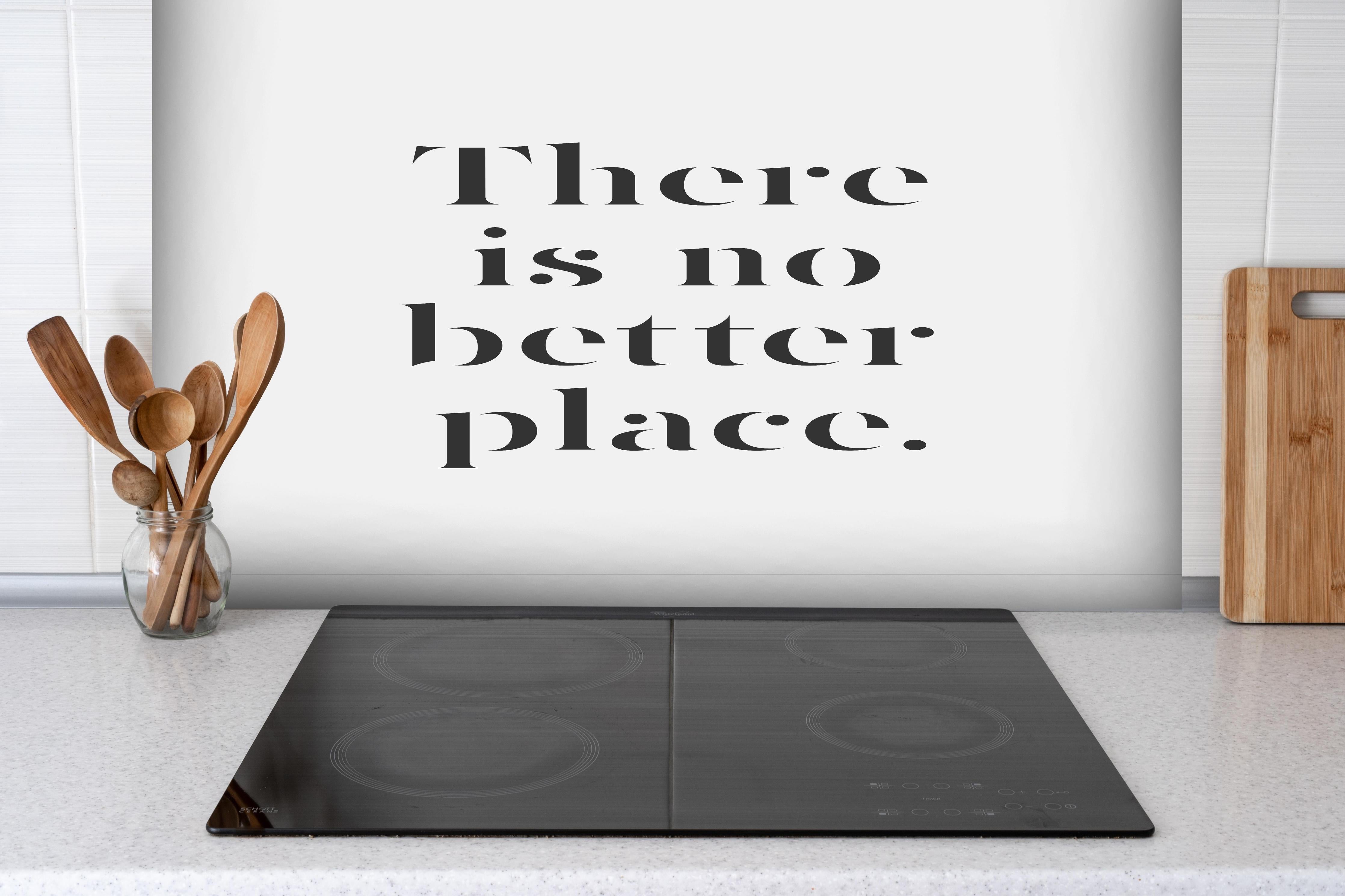 Spritzschutz - Inspirierender Typo-Druck 'No Better Place' hinter einem Cerankochfeld zwischen Holz-Kochutensilien
