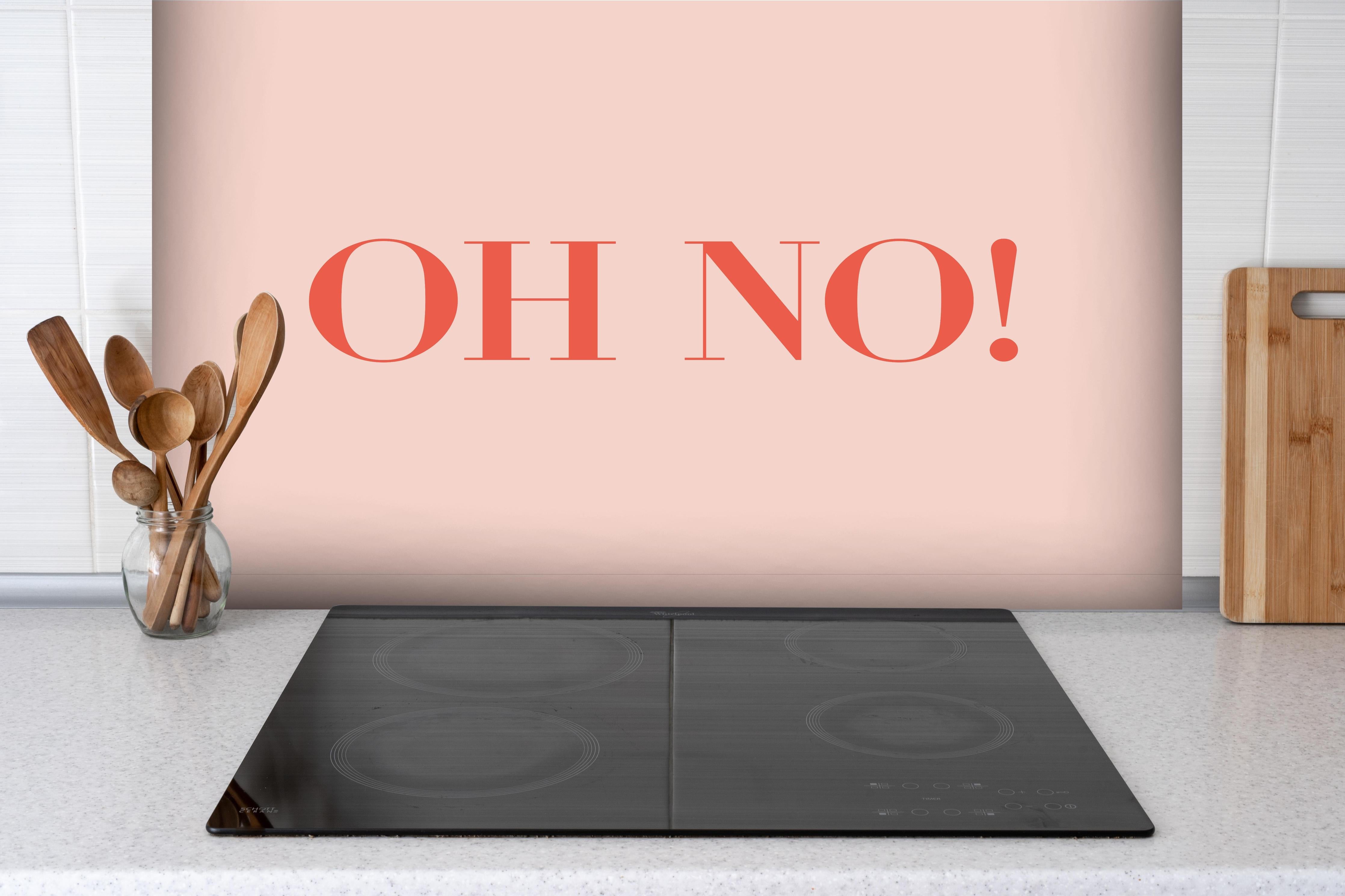 Spritzschutz - Inspirierendes Oh No! Zitat auf Rosa Pastell hinter einem Cerankochfeld zwischen Holz-Kochutensilien