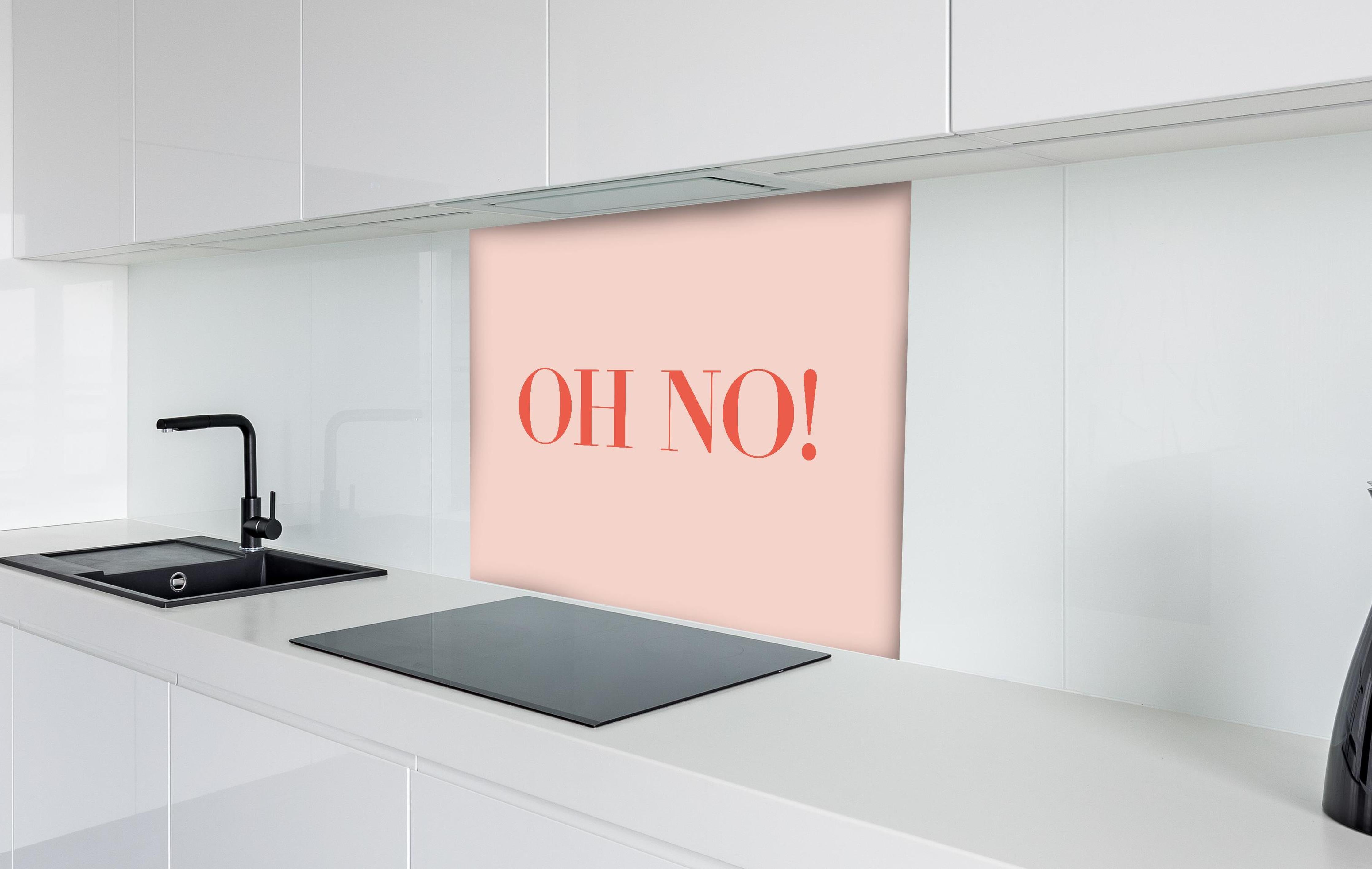 Spritzschutz - Inspirierendes Oh No! Zitat auf Rosa Pastell hinter einem Cerankochfeld zwischen Holz-Kochutensilien
