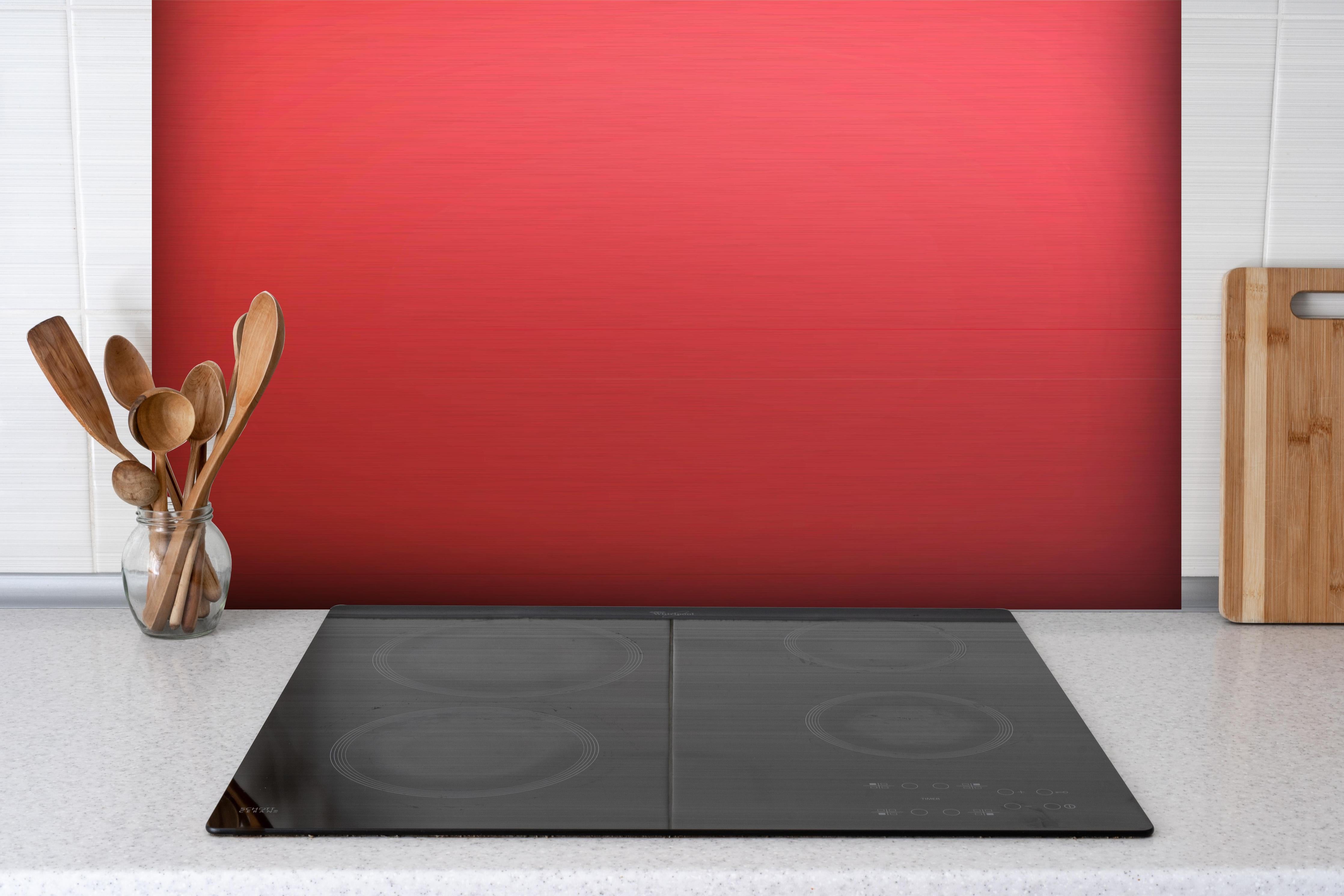 Spritzschutz - Intensives Uniform Rot Texturloses Design hinter einem Cerankochfeld zwischen Holz-Kochutensilien