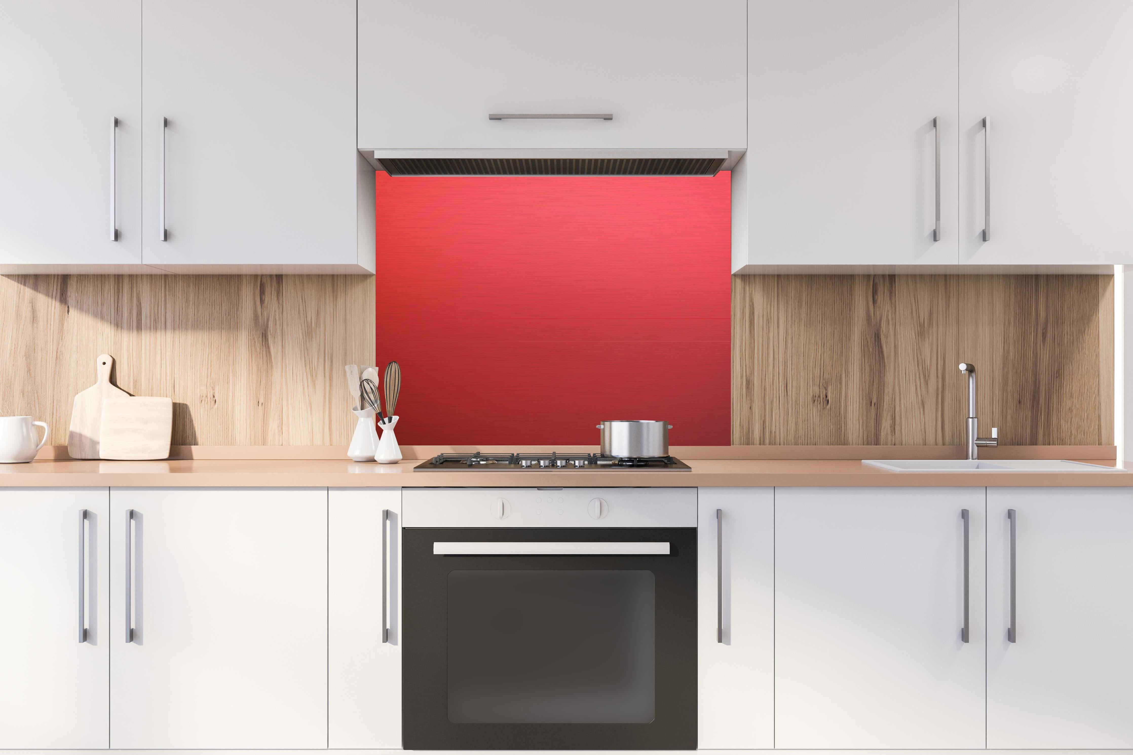 Spritzschutz - Intensives Uniform Rot Texturloses Design hinter einem Cerankochfeld zwischen Holz-Kochutensilien