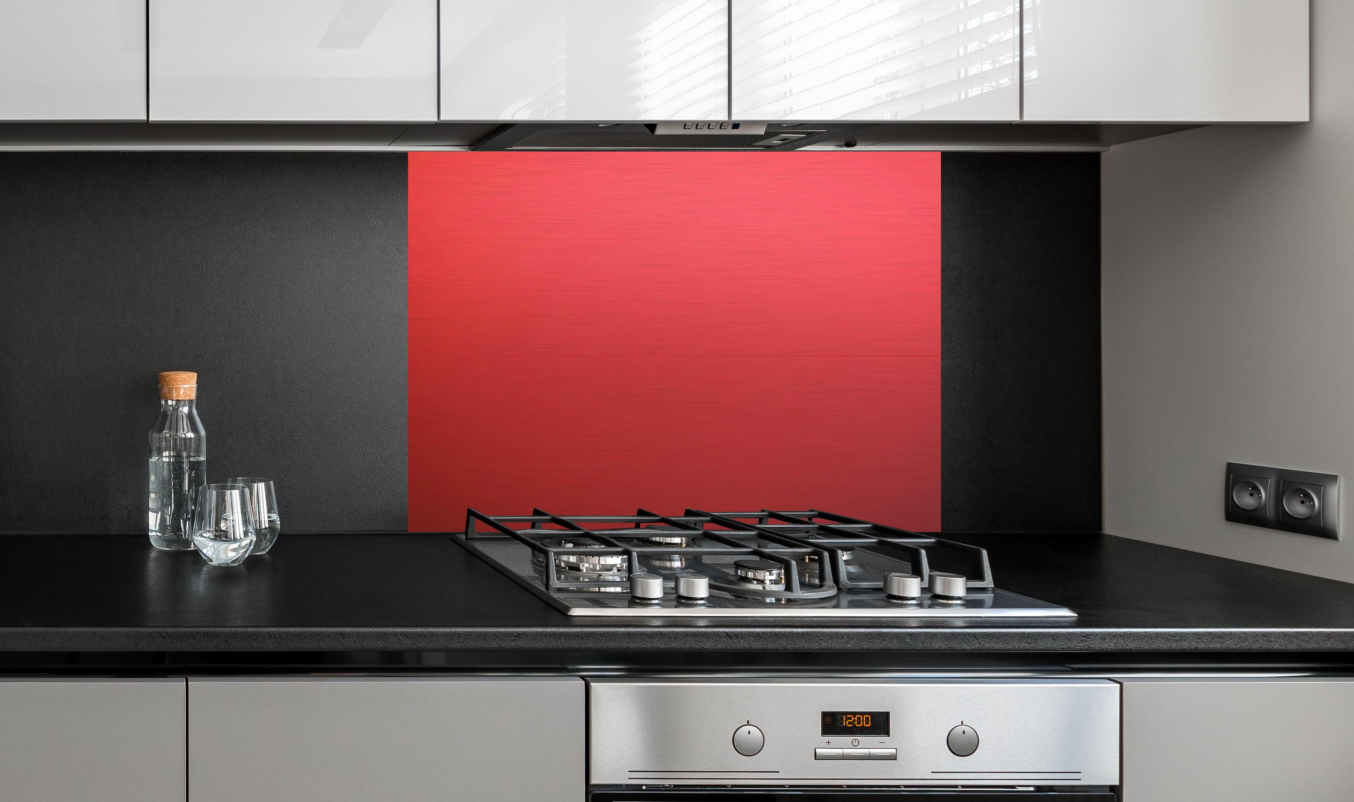 Spritzschutz - Intensives Uniform Rot Texturloses Design hinter einem Cerankochfeld zwischen Holz-Kochutensilien