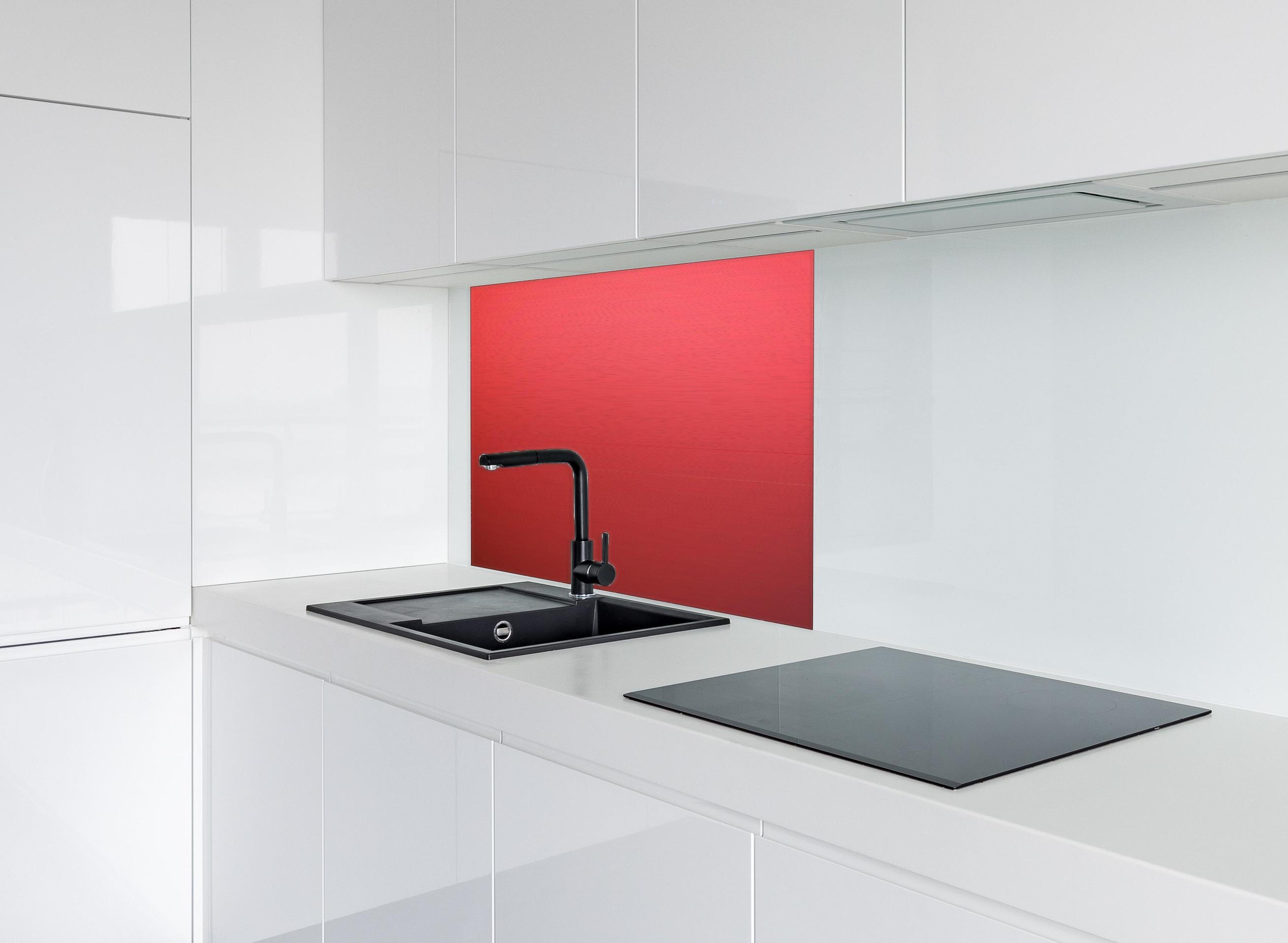 Spritzschutz - Intensives Uniform Rot Texturloses Design hinter einem Cerankochfeld zwischen Holz-Kochutensilien