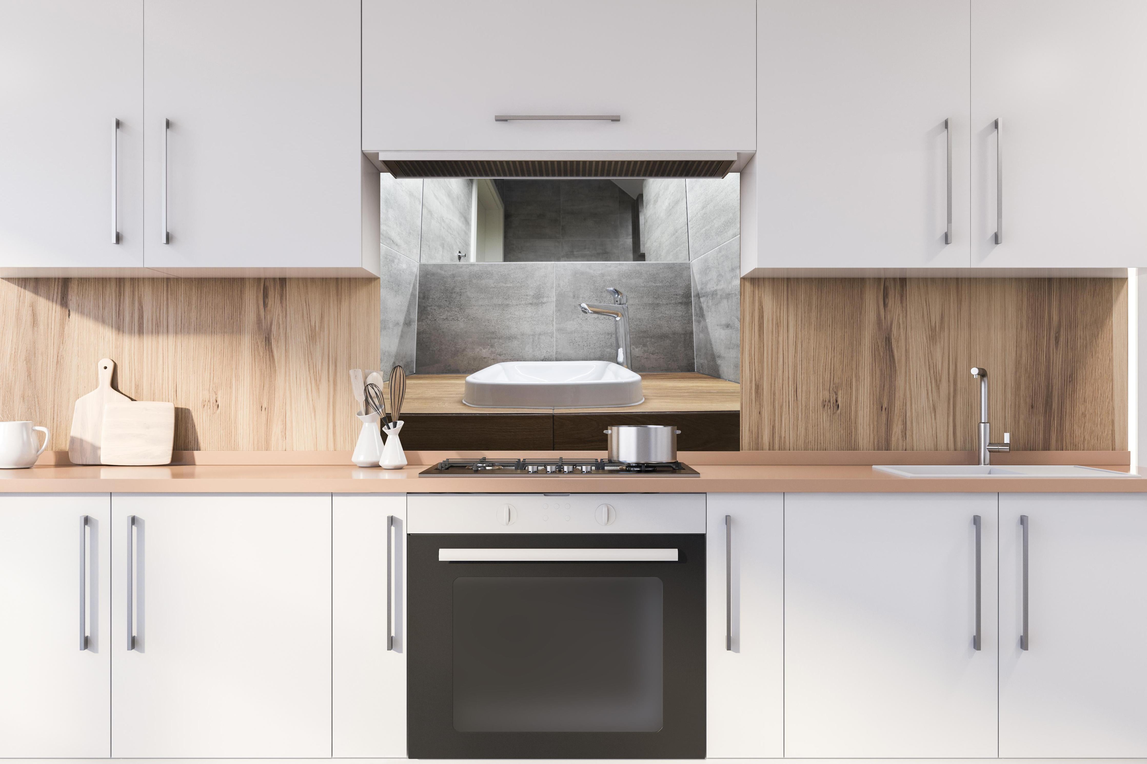 Spritzschutz - Interieur eines modernen Badezimmers hinter einem Cerankochfeld zwischen Holz-Kochutensilien