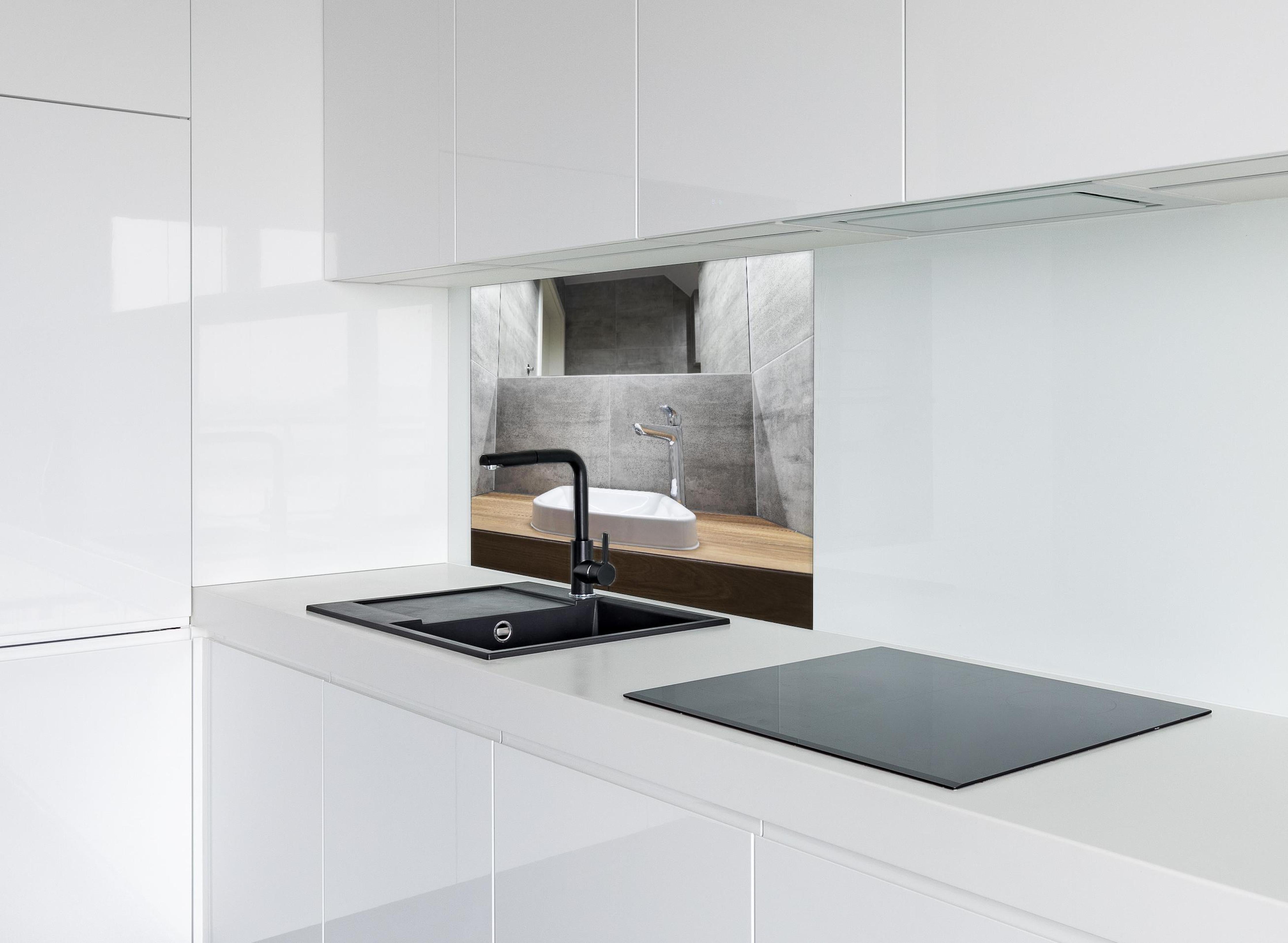 Spritzschutz - Interieur eines modernen Badezimmers hinter einem Cerankochfeld zwischen Holz-Kochutensilien
