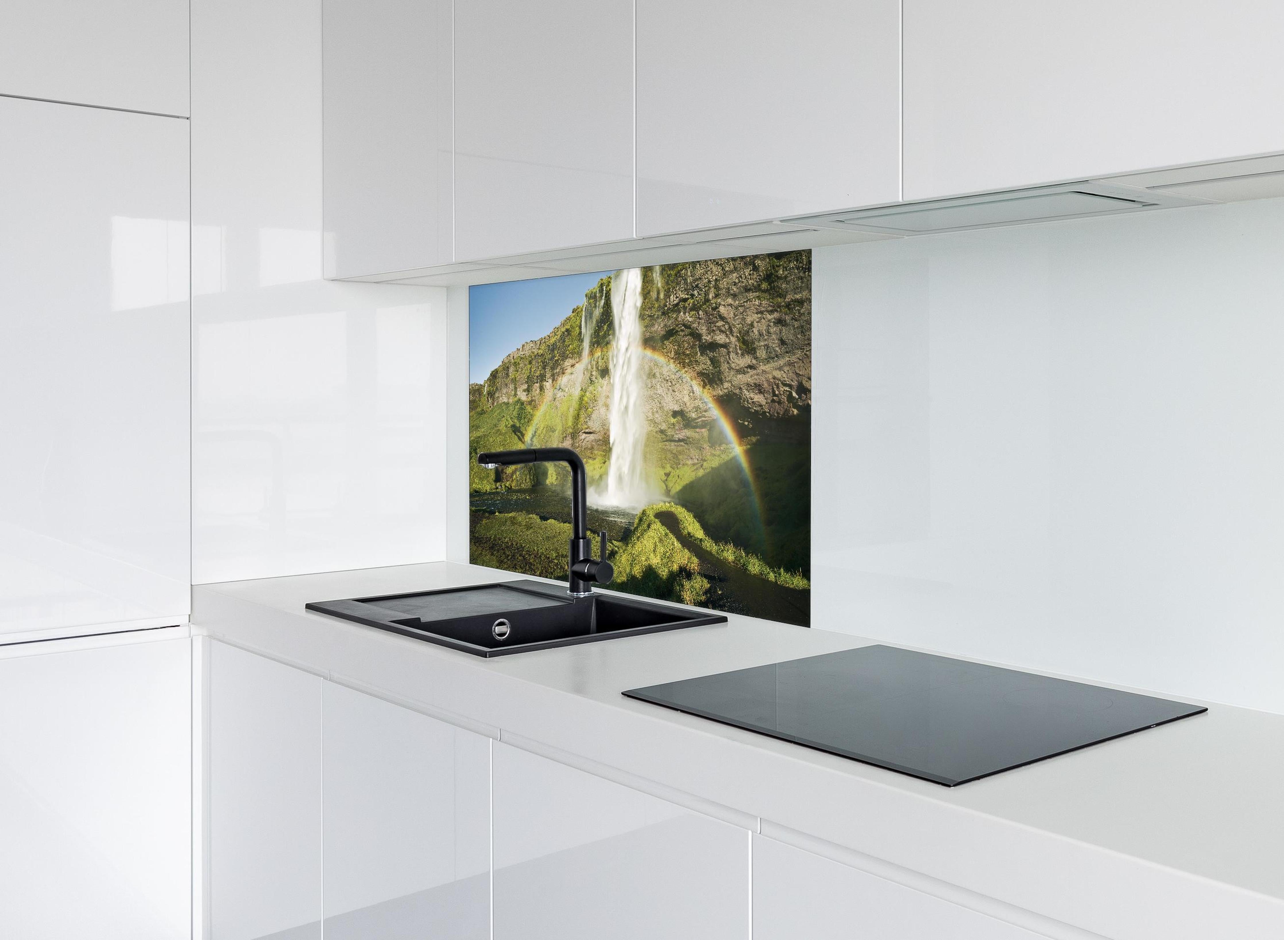 Spritzschutz - Island Wasserfall Regenbogen Naturschauspiel hinter einem Cerankochfeld zwischen Holz-Kochutensilien