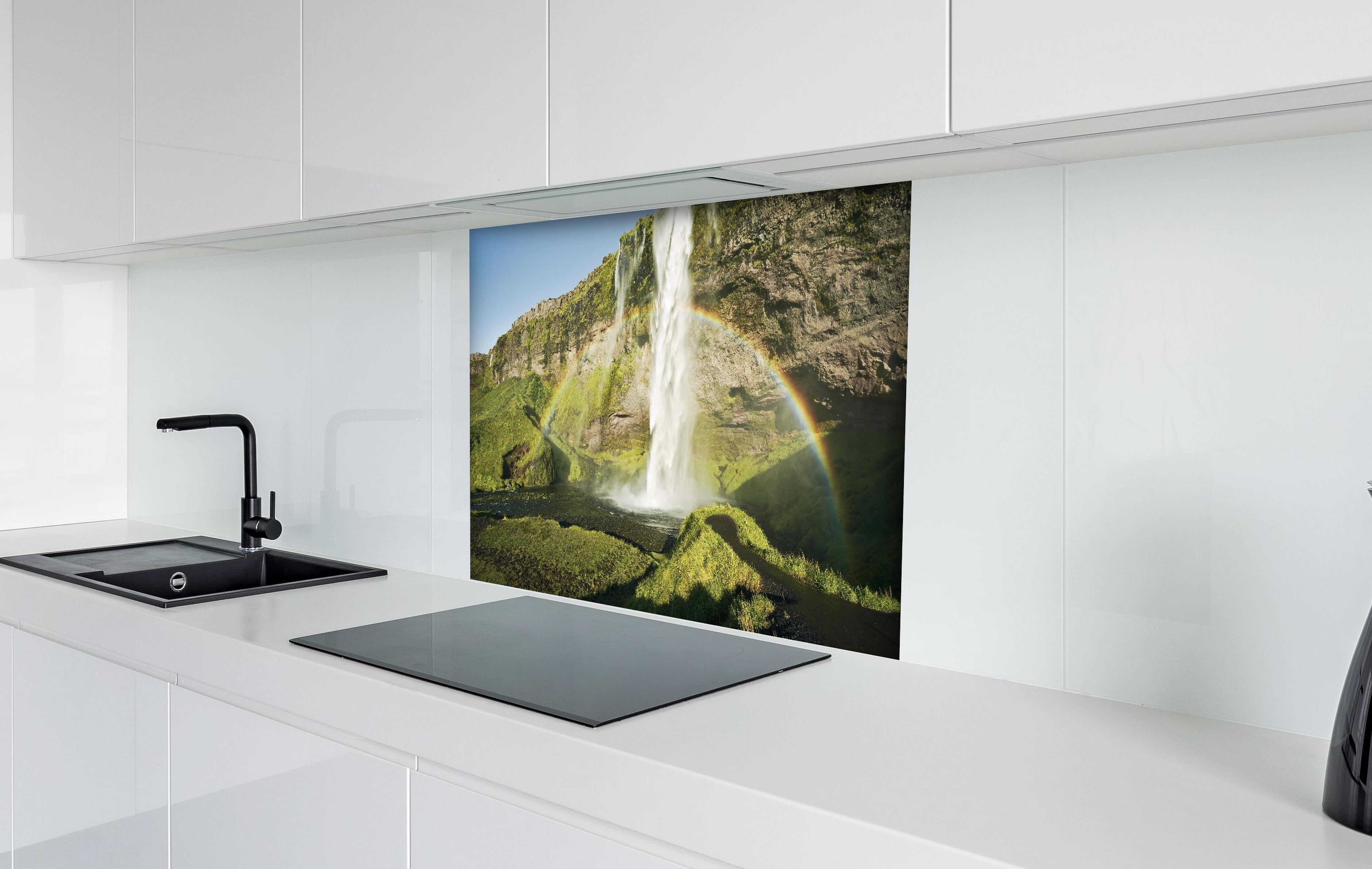 Spritzschutz - Island Wasserfall Regenbogen Naturschauspiel hinter einem Cerankochfeld zwischen Holz-Kochutensilien