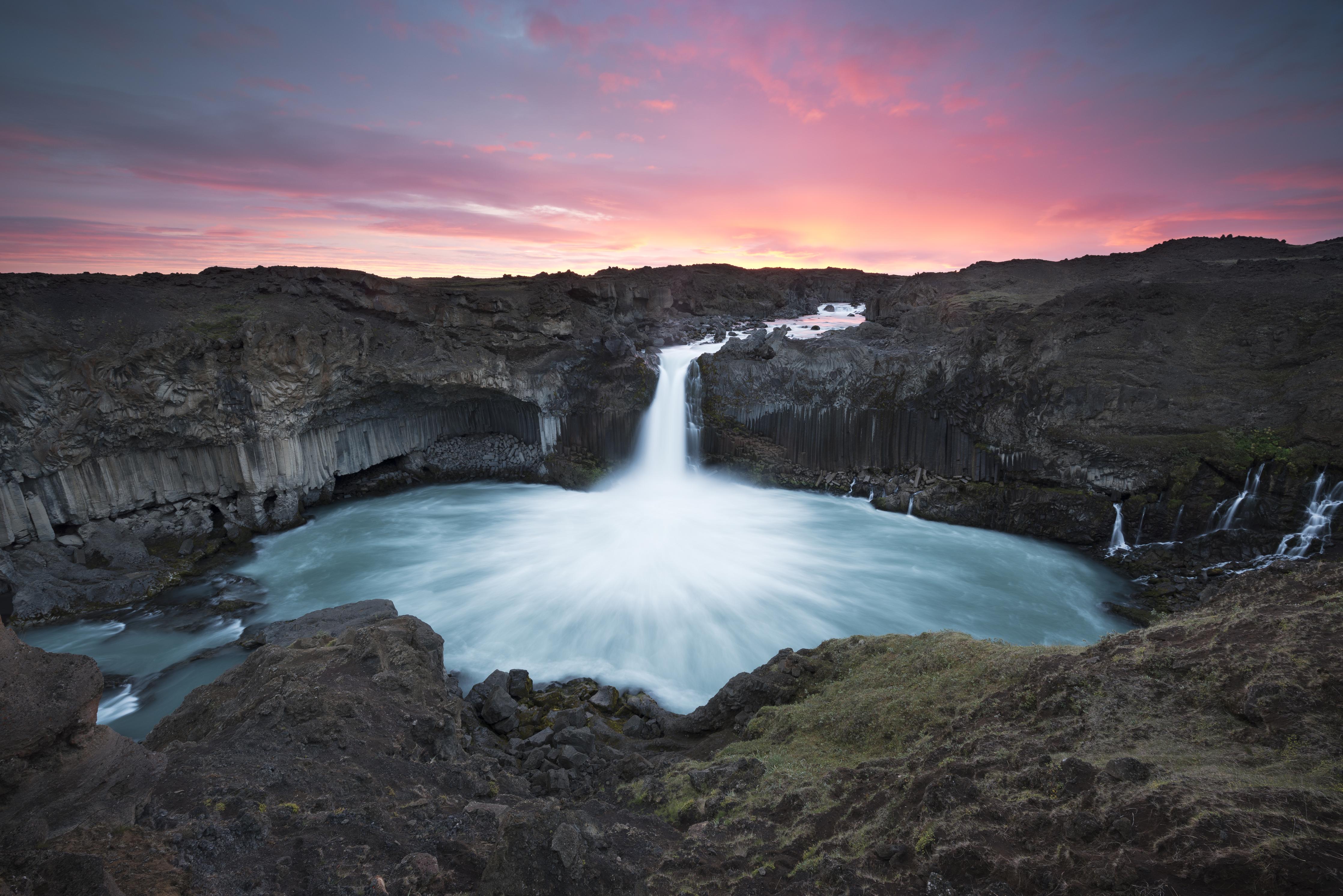 Spritzschutz-Island Wasserfall bei Sonnenuntergang