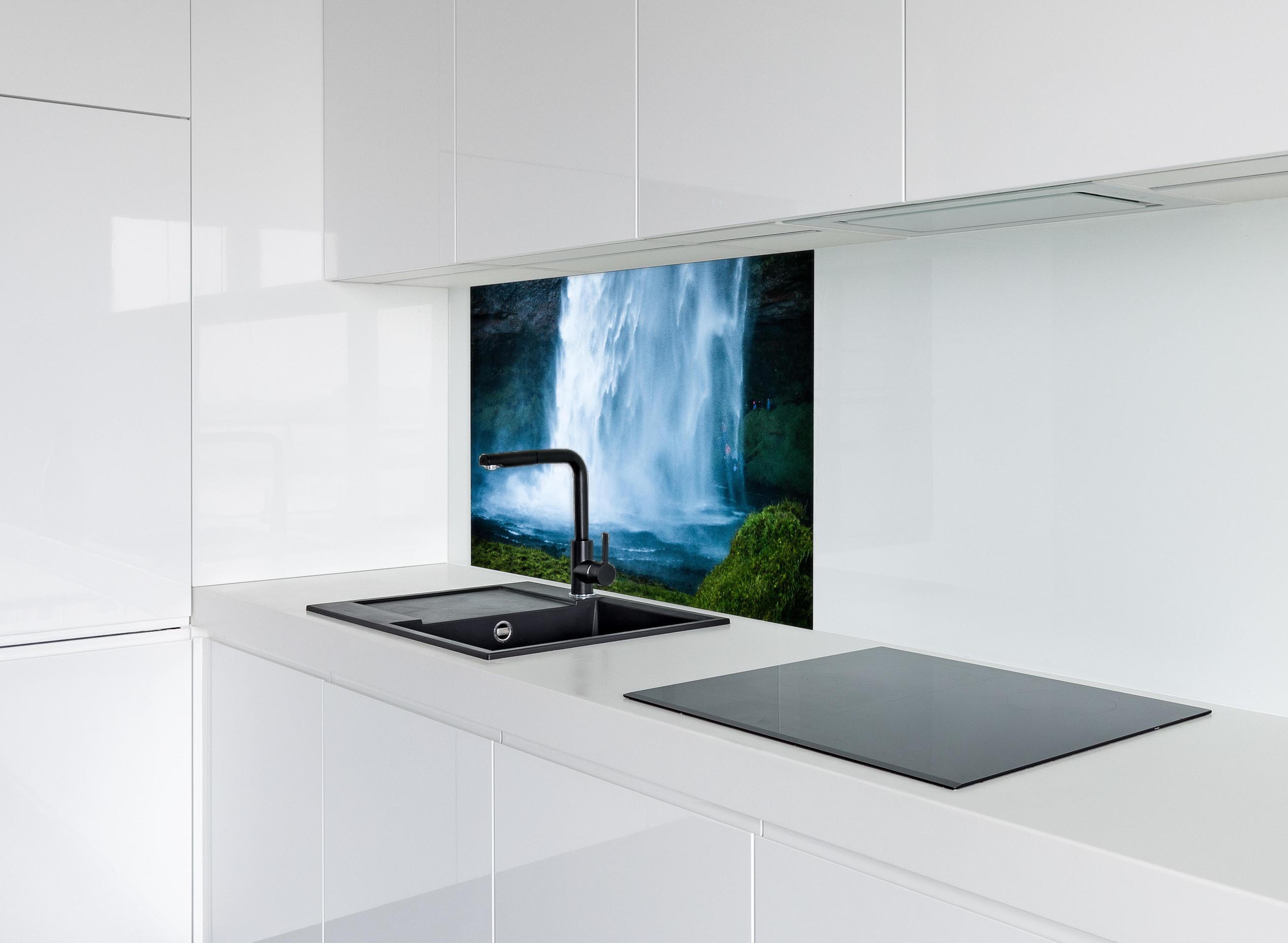 Spritzschutz - Islands beeindruckender Wasserfall in Blau hinter einem Cerankochfeld zwischen Holz-Kochutensilien