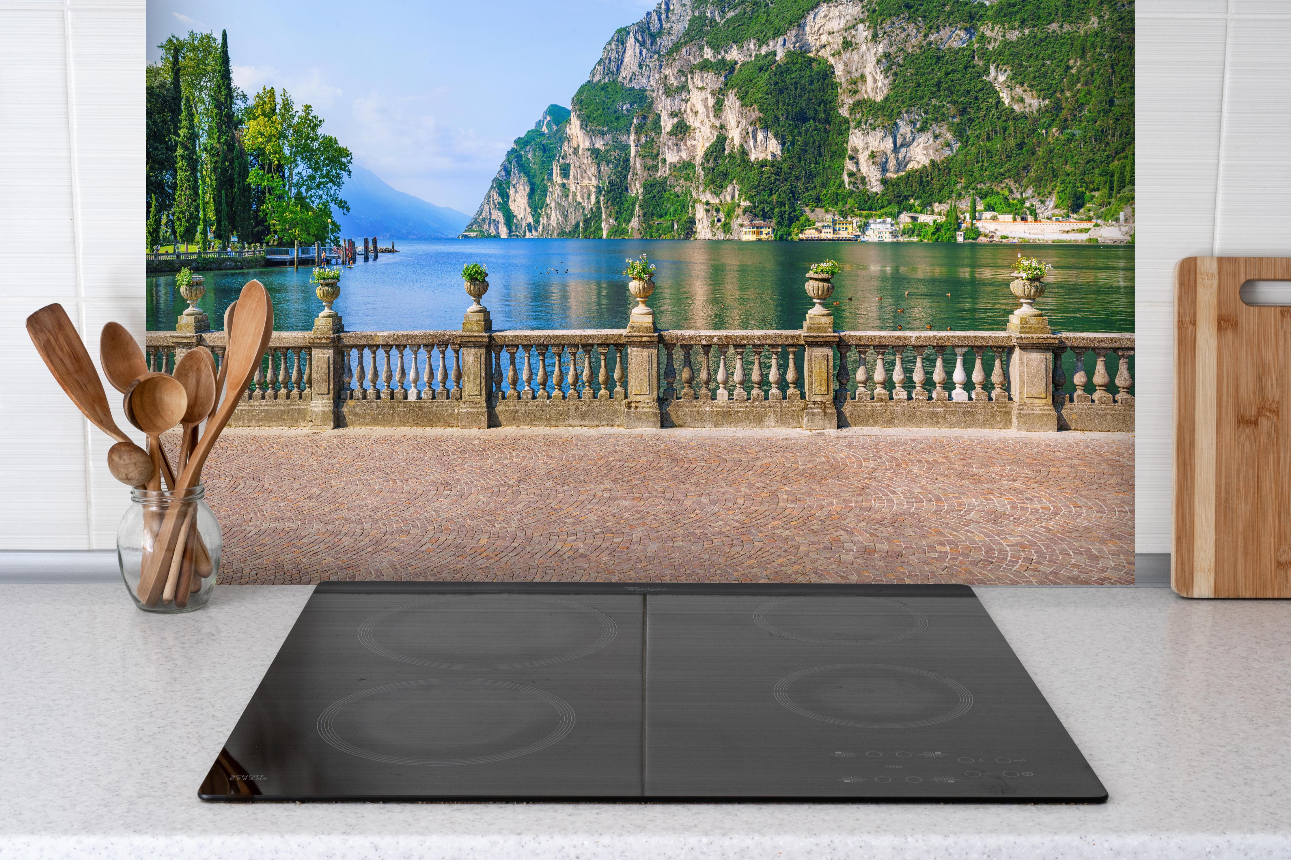 Spritzschutz - Italien Riva del Garda See hinter einem Cerankochfeld zwischen Holz-Kochutensilien