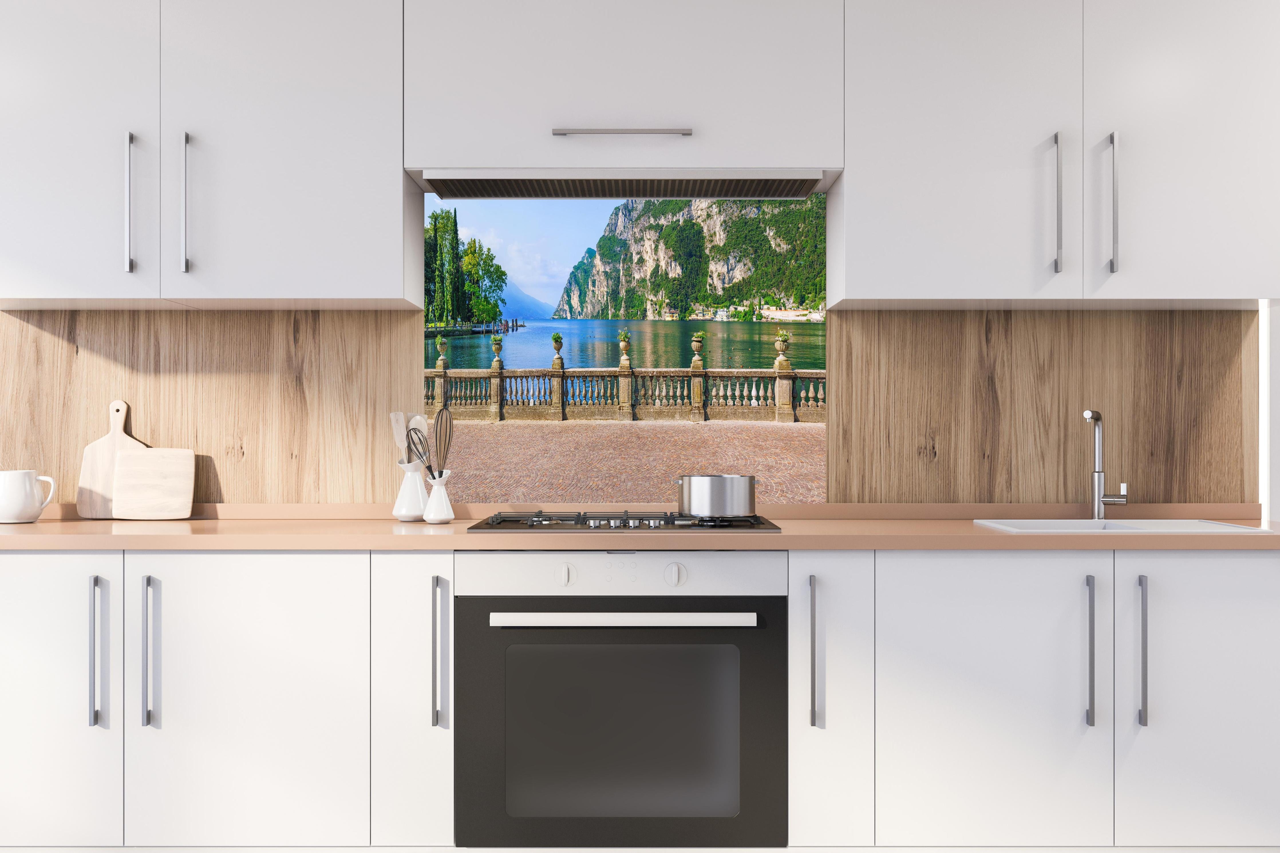 Spritzschutz - Italien Riva del Garda See hinter einem Cerankochfeld zwischen Holz-Kochutensilien