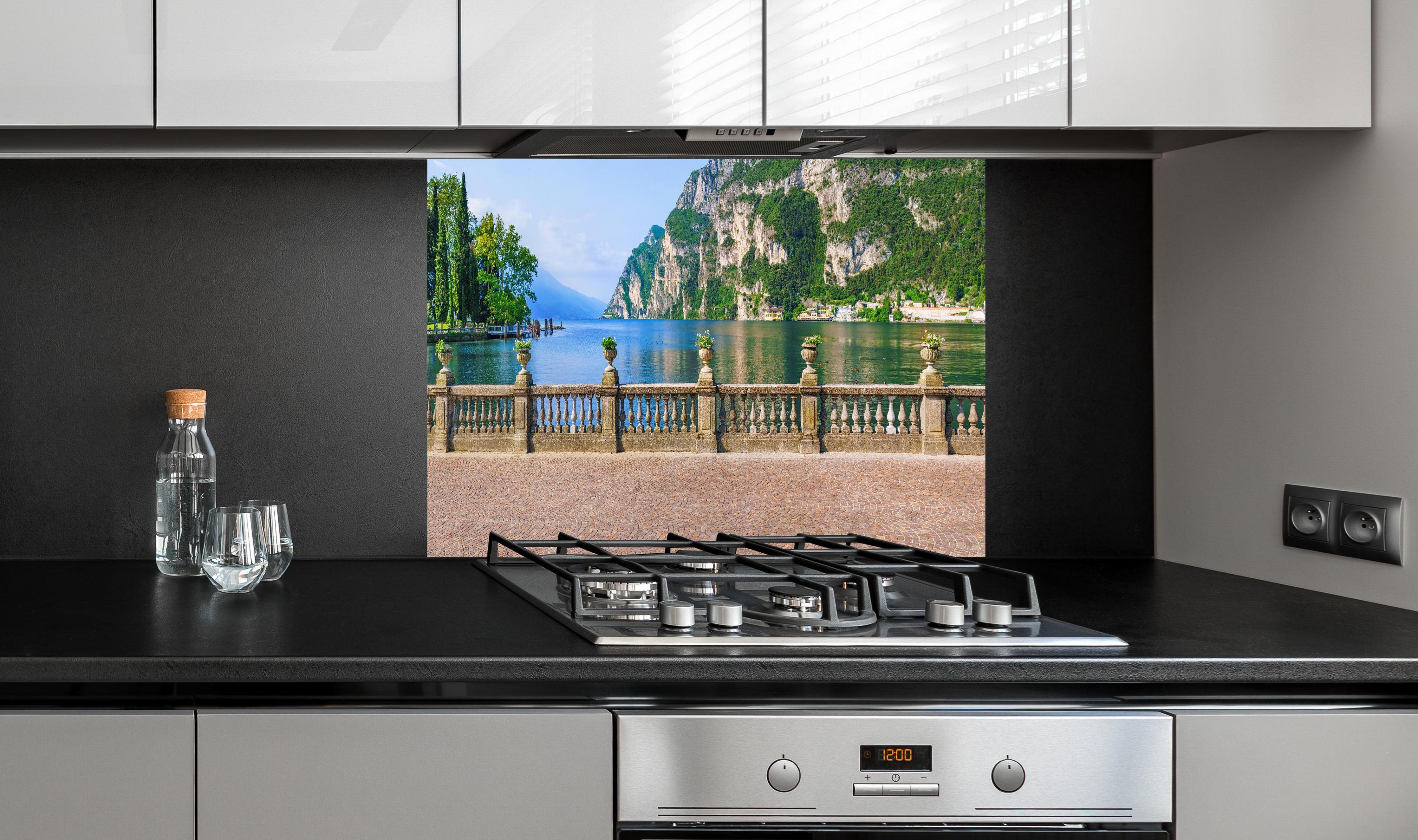 Spritzschutz - Italien Riva del Garda See hinter einem Cerankochfeld zwischen Holz-Kochutensilien