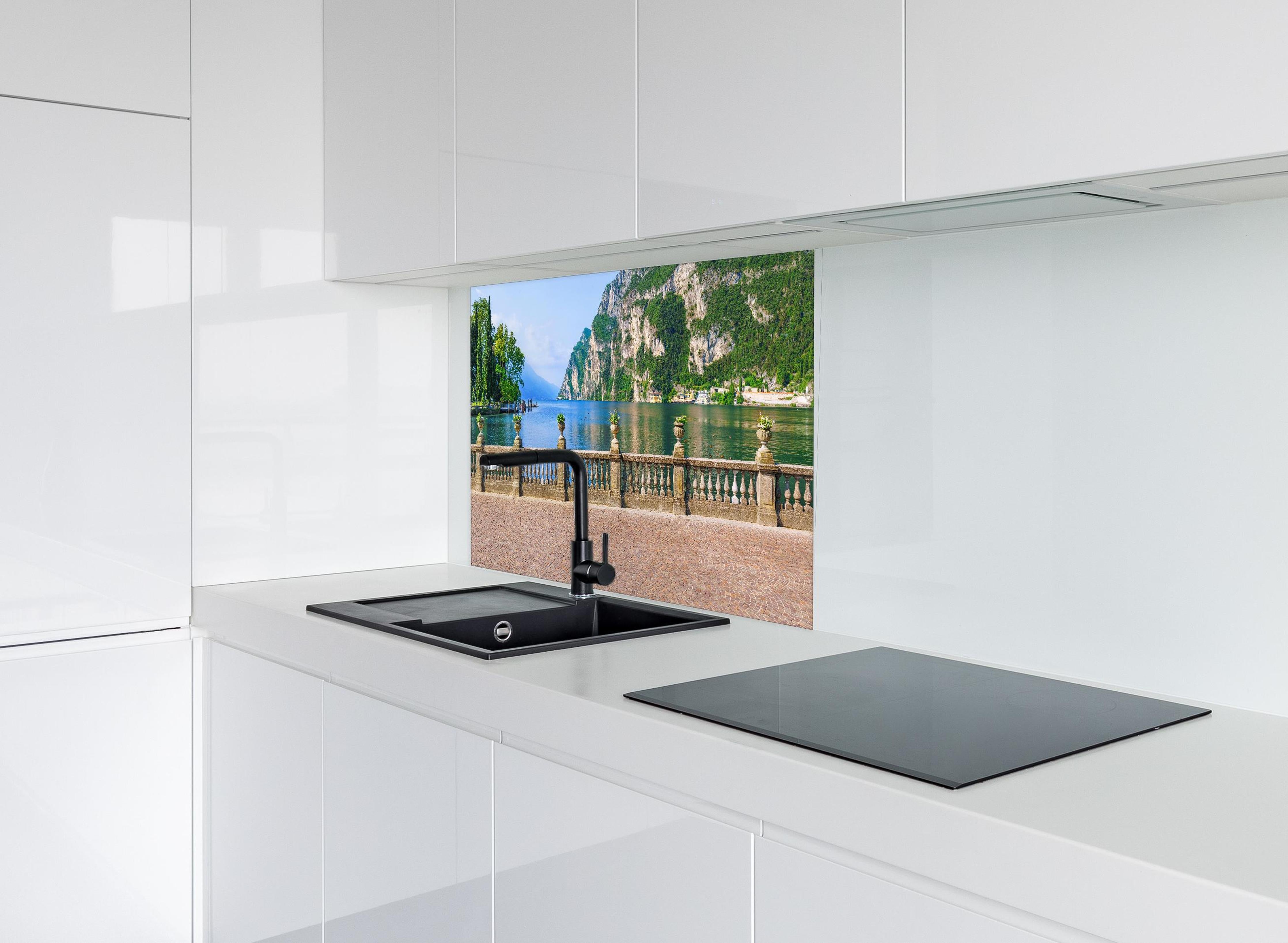 Spritzschutz - Italien Riva del Garda See hinter einem Cerankochfeld zwischen Holz-Kochutensilien