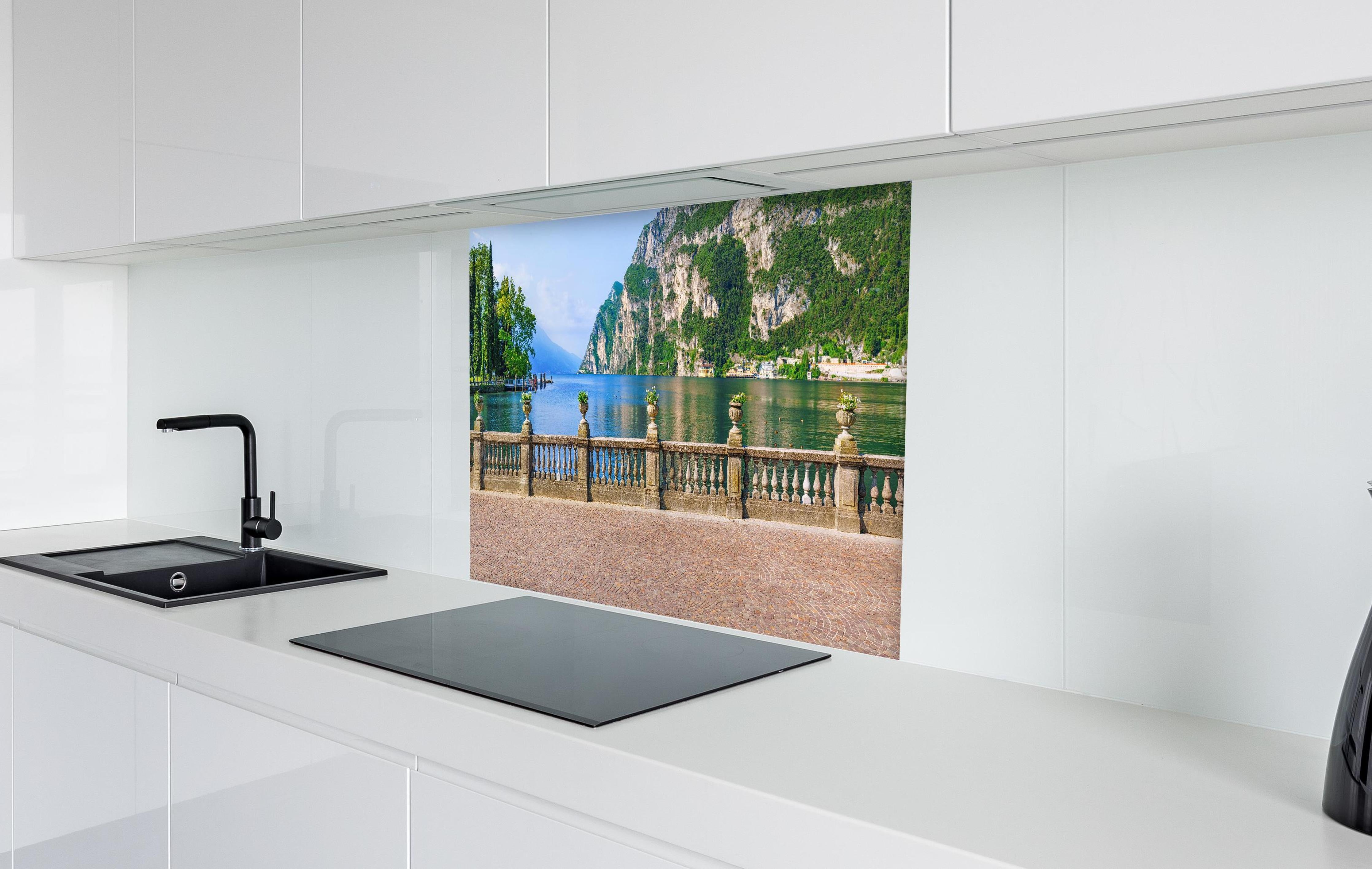 Spritzschutz - Italien Riva del Garda See hinter einem Cerankochfeld zwischen Holz-Kochutensilien