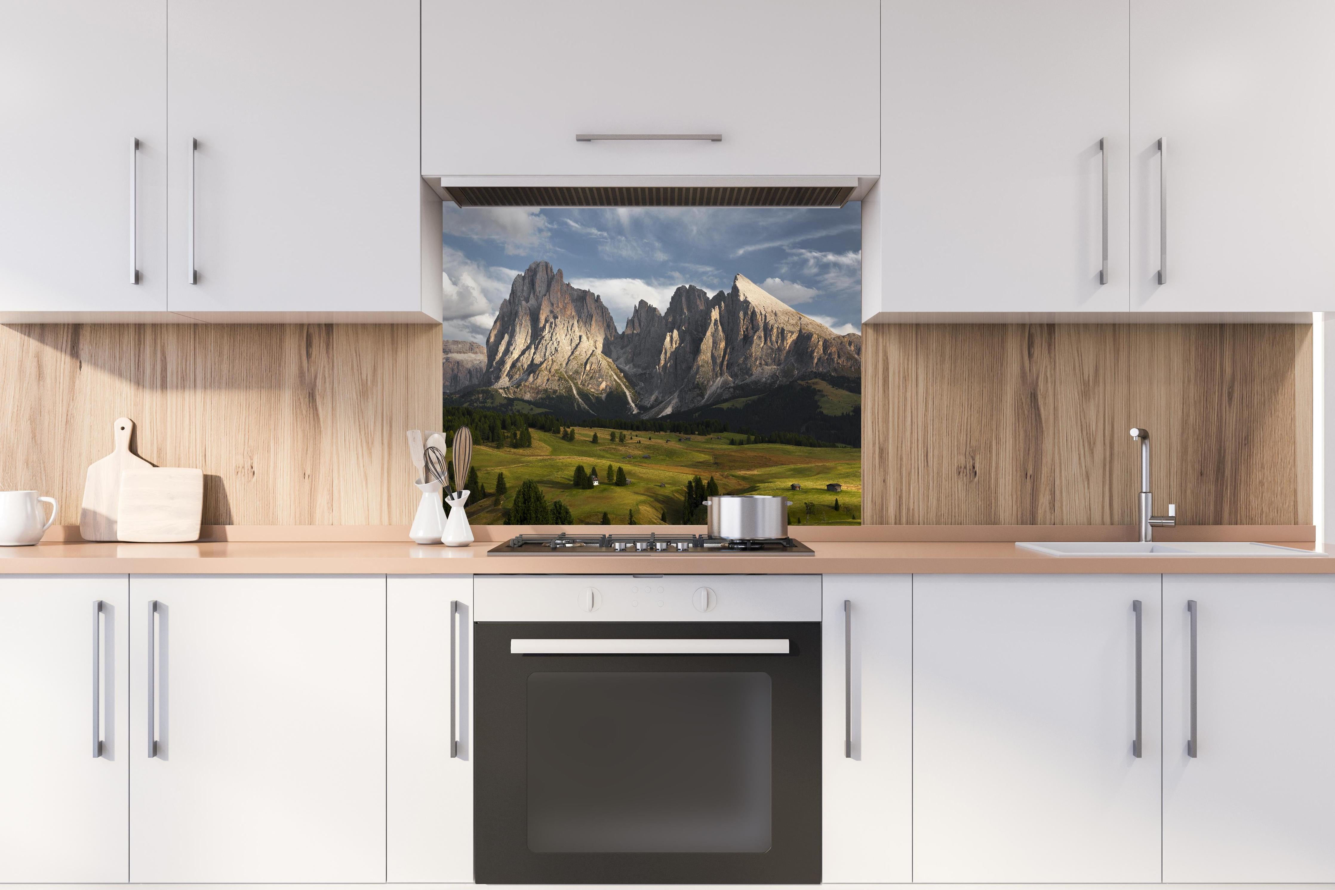 Spritzschutz - Italienische Alpen Dolomiten Berge Wiese hinter einem Cerankochfeld zwischen Holz-Kochutensilien