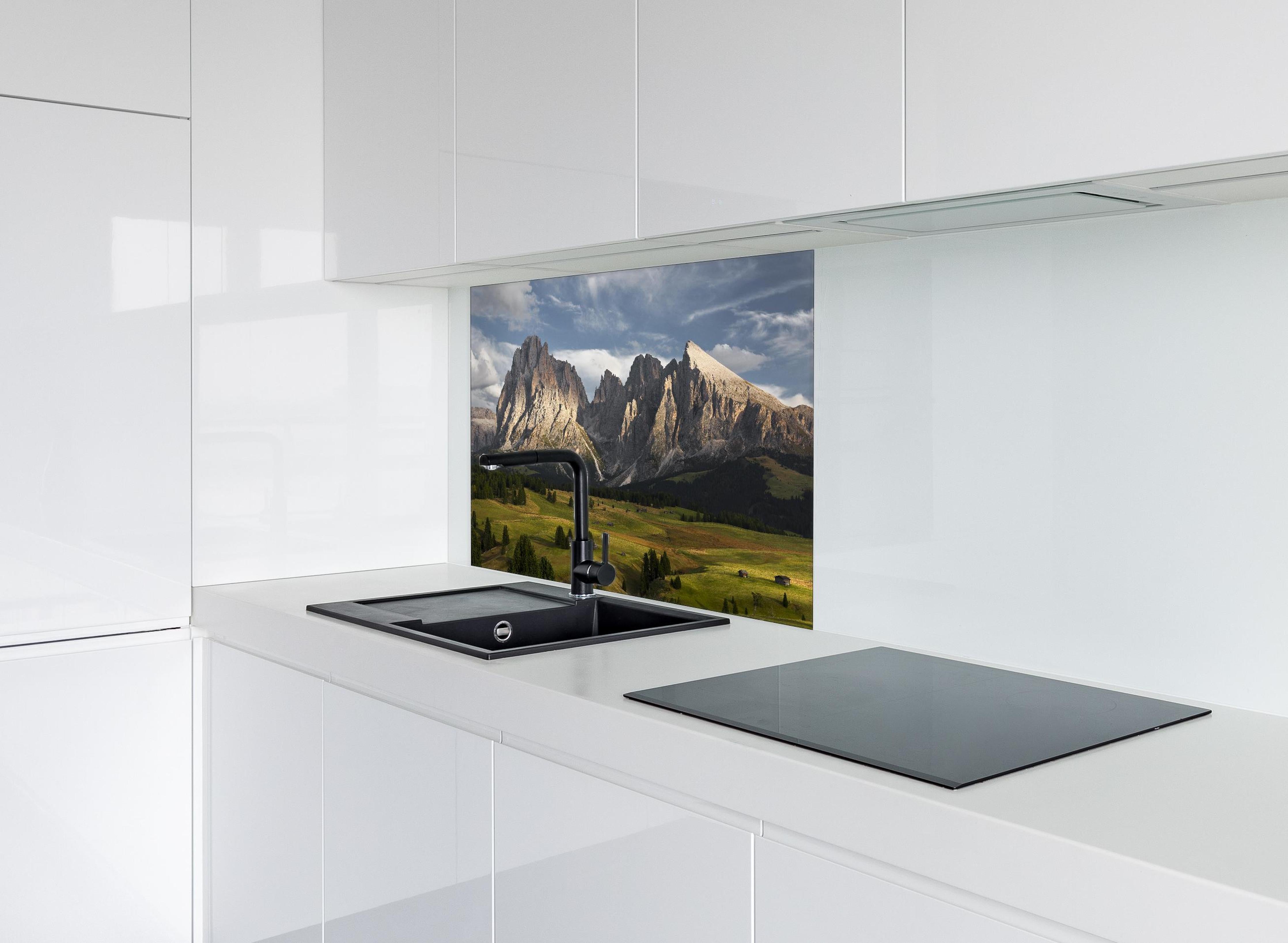 Spritzschutz - Italienische Alpen Dolomiten Berge Wiese hinter einem Cerankochfeld zwischen Holz-Kochutensilien