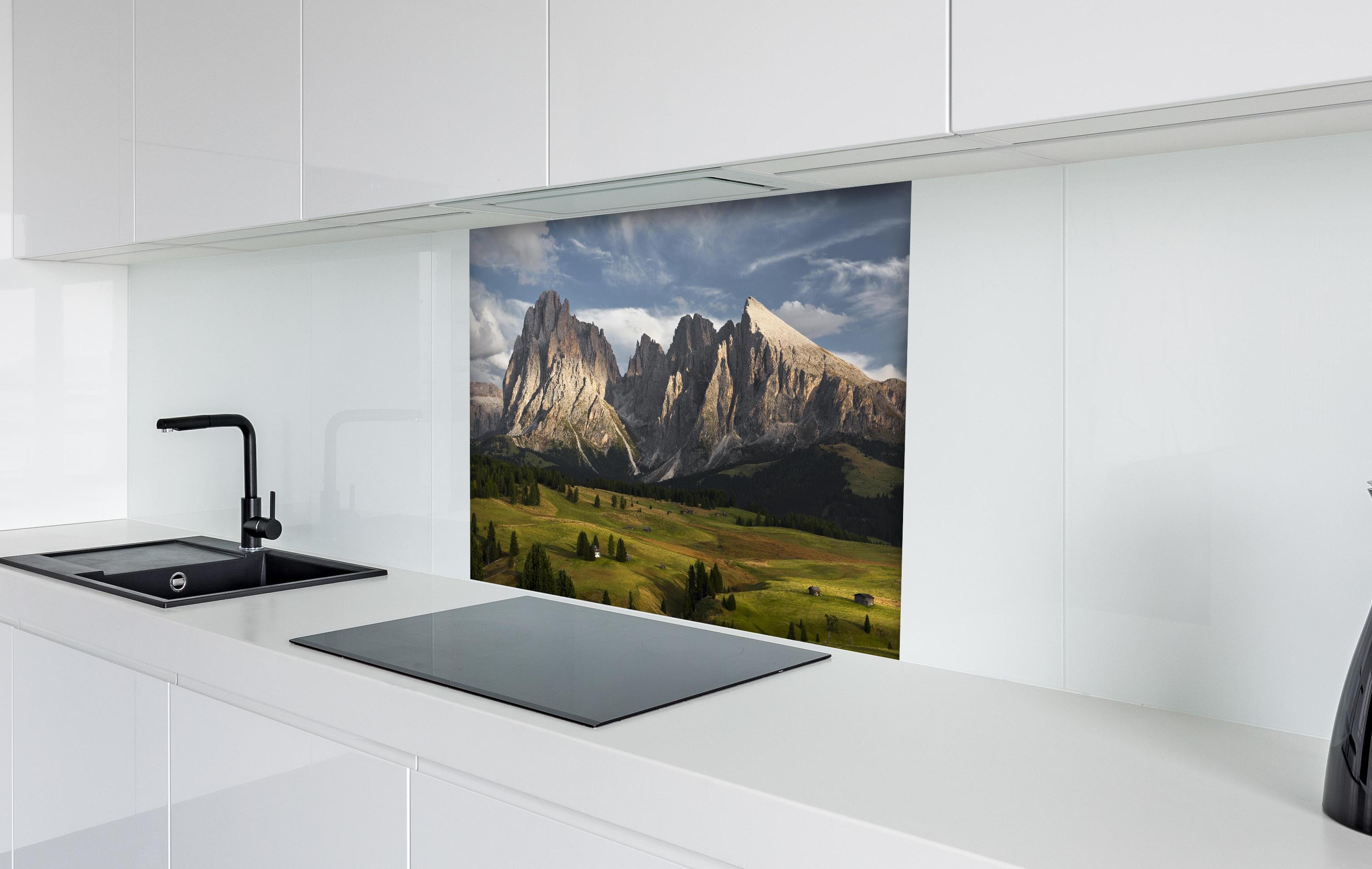 Spritzschutz - Italienische Alpen Dolomiten Berge Wiese hinter einem Cerankochfeld zwischen Holz-Kochutensilien