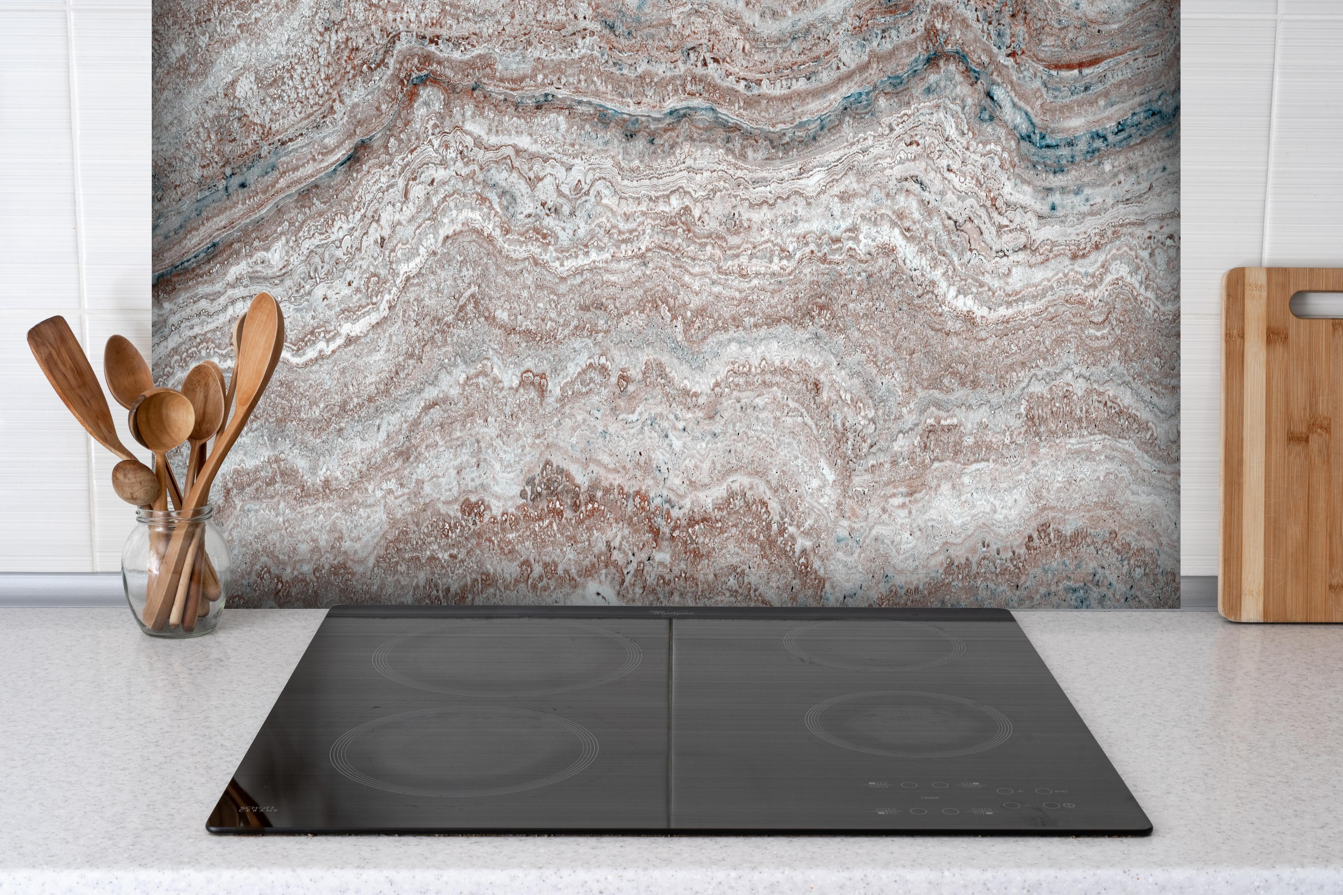 Spritzschutz - Italienischer Marmor Hintergrund hinter einem Cerankochfeld zwischen Holz-Kochutensilien
