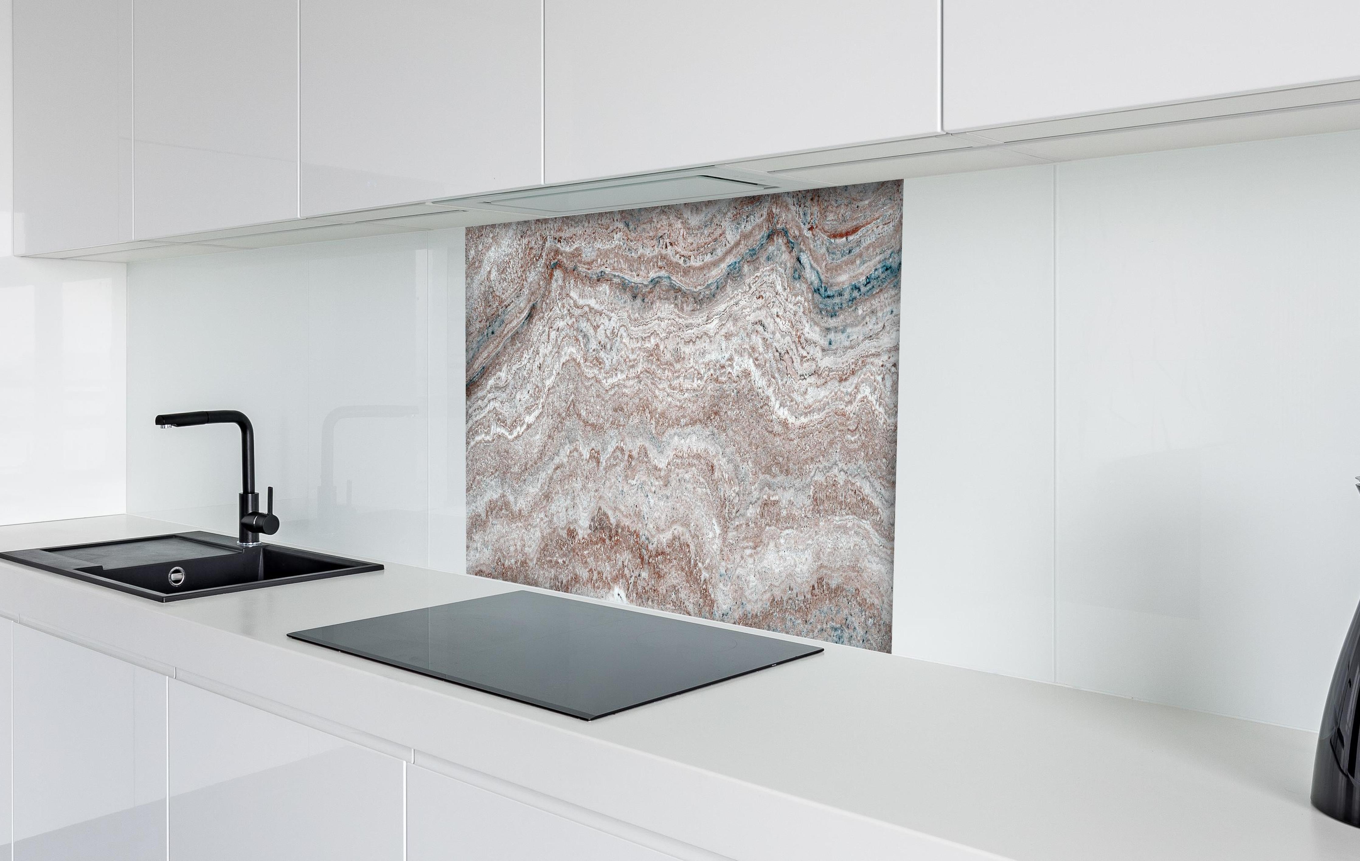 Spritzschutz - Italienischer Marmor Hintergrund hinter einem Cerankochfeld zwischen Holz-Kochutensilien