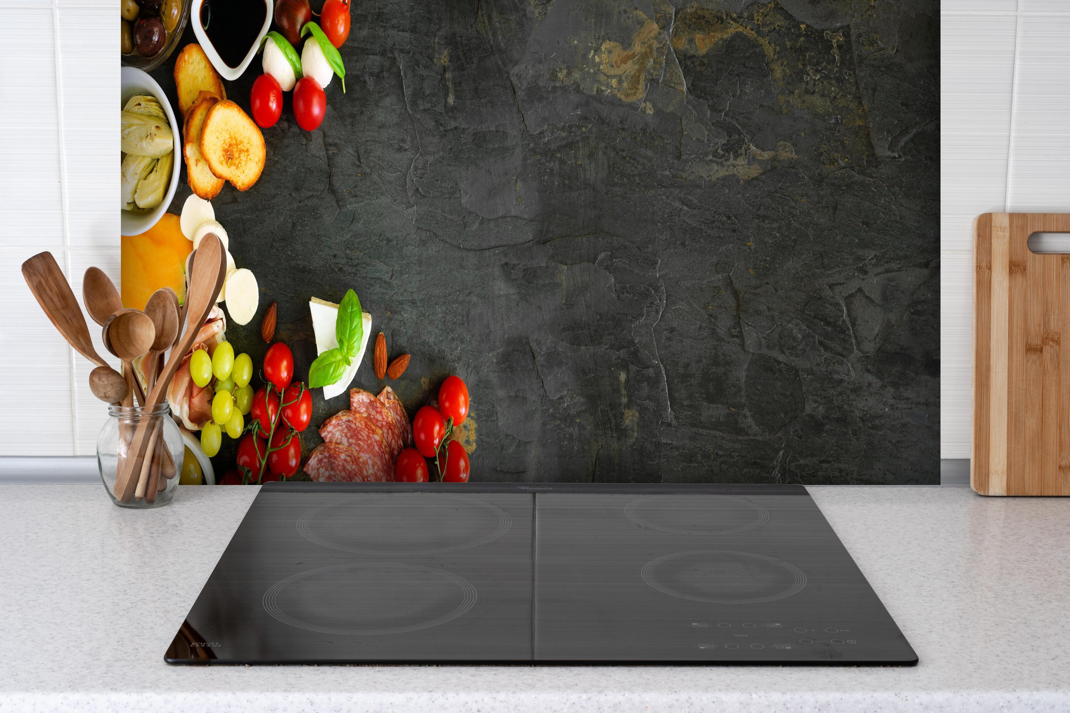 Spritzschutz - Italienisches Schlemmer-Frühstück hinter einem Cerankochfeld zwischen Holz-Kochutensilien