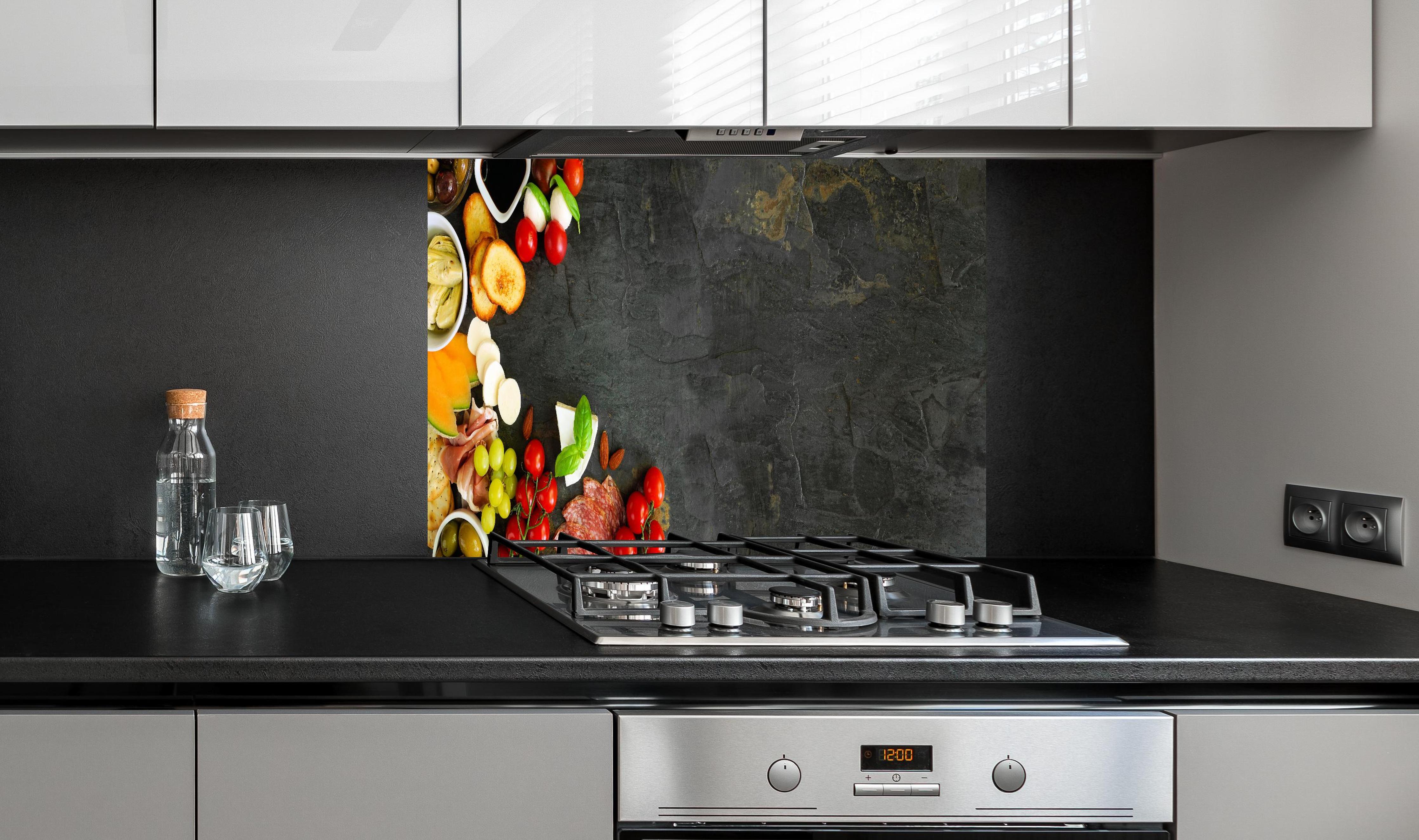 Spritzschutz - Italienisches Schlemmer-Frühstück hinter einem Cerankochfeld zwischen Holz-Kochutensilien