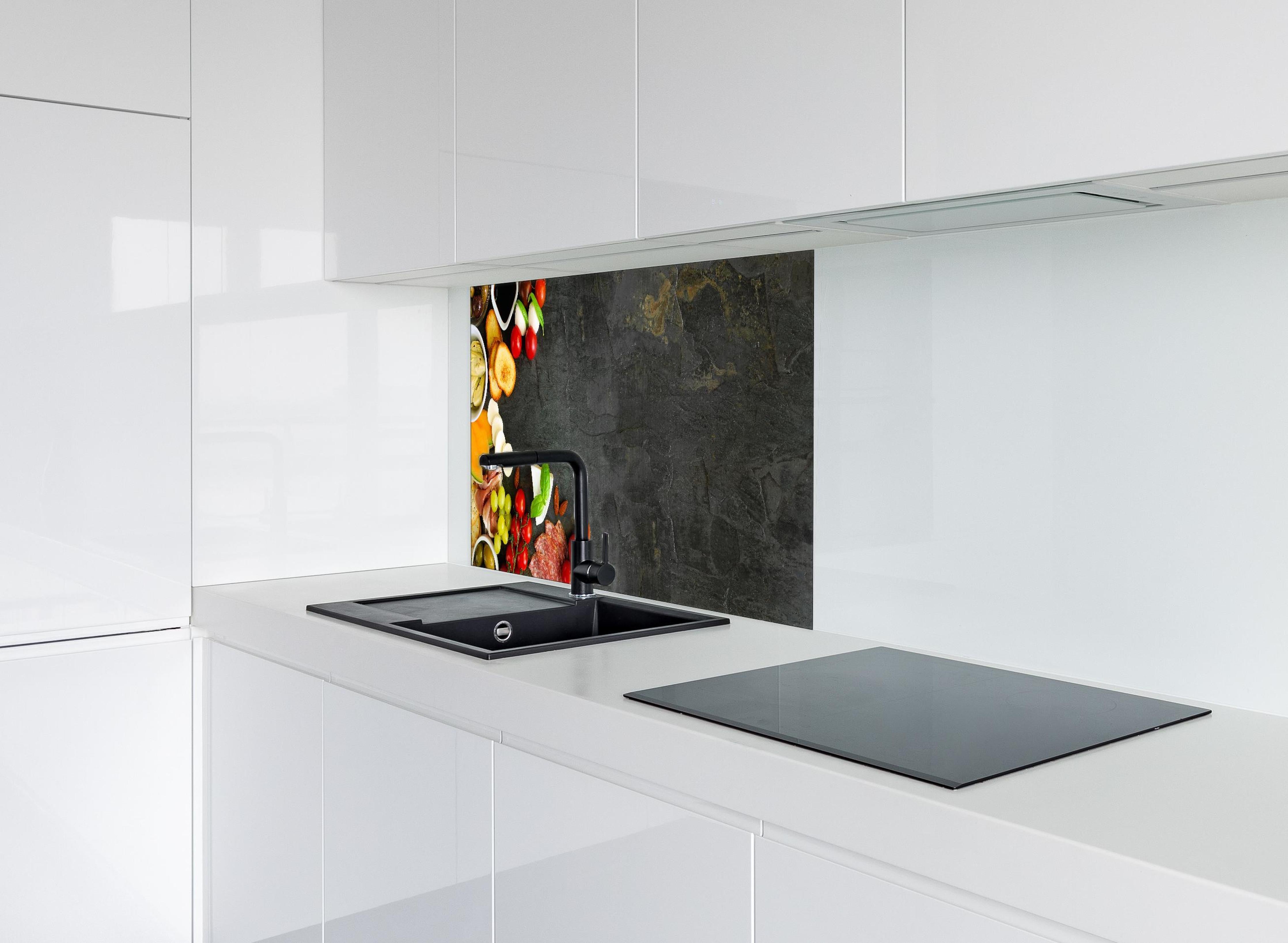 Spritzschutz - Italienisches Schlemmer-Frühstück hinter einem Cerankochfeld zwischen Holz-Kochutensilien