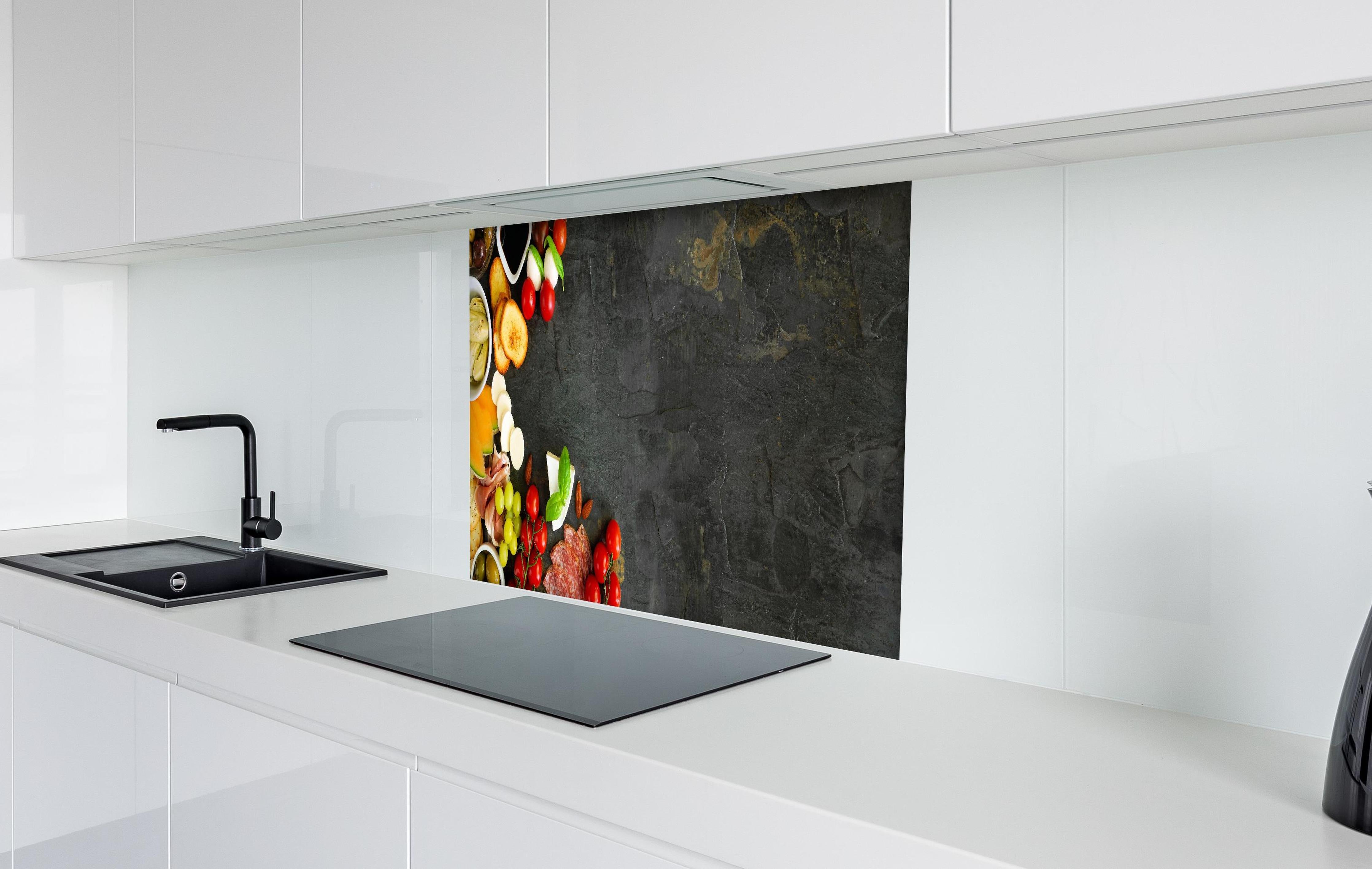 Spritzschutz - Italienisches Schlemmer-Frühstück hinter einem Cerankochfeld zwischen Holz-Kochutensilien