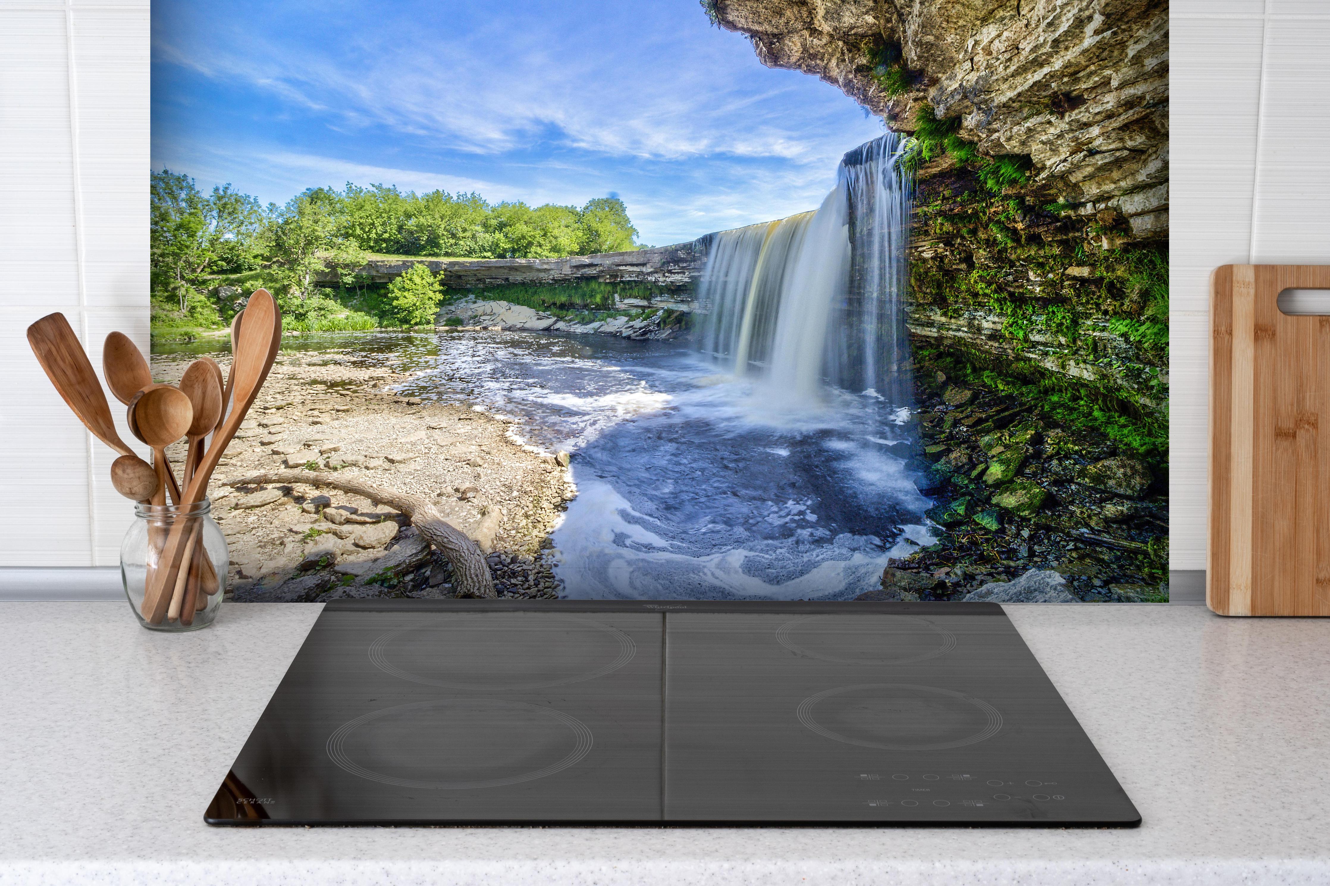 Spritzschutz - Jagala Wasserfall Estland Sommer Tag hinter einem Cerankochfeld zwischen Holz-Kochutensilien