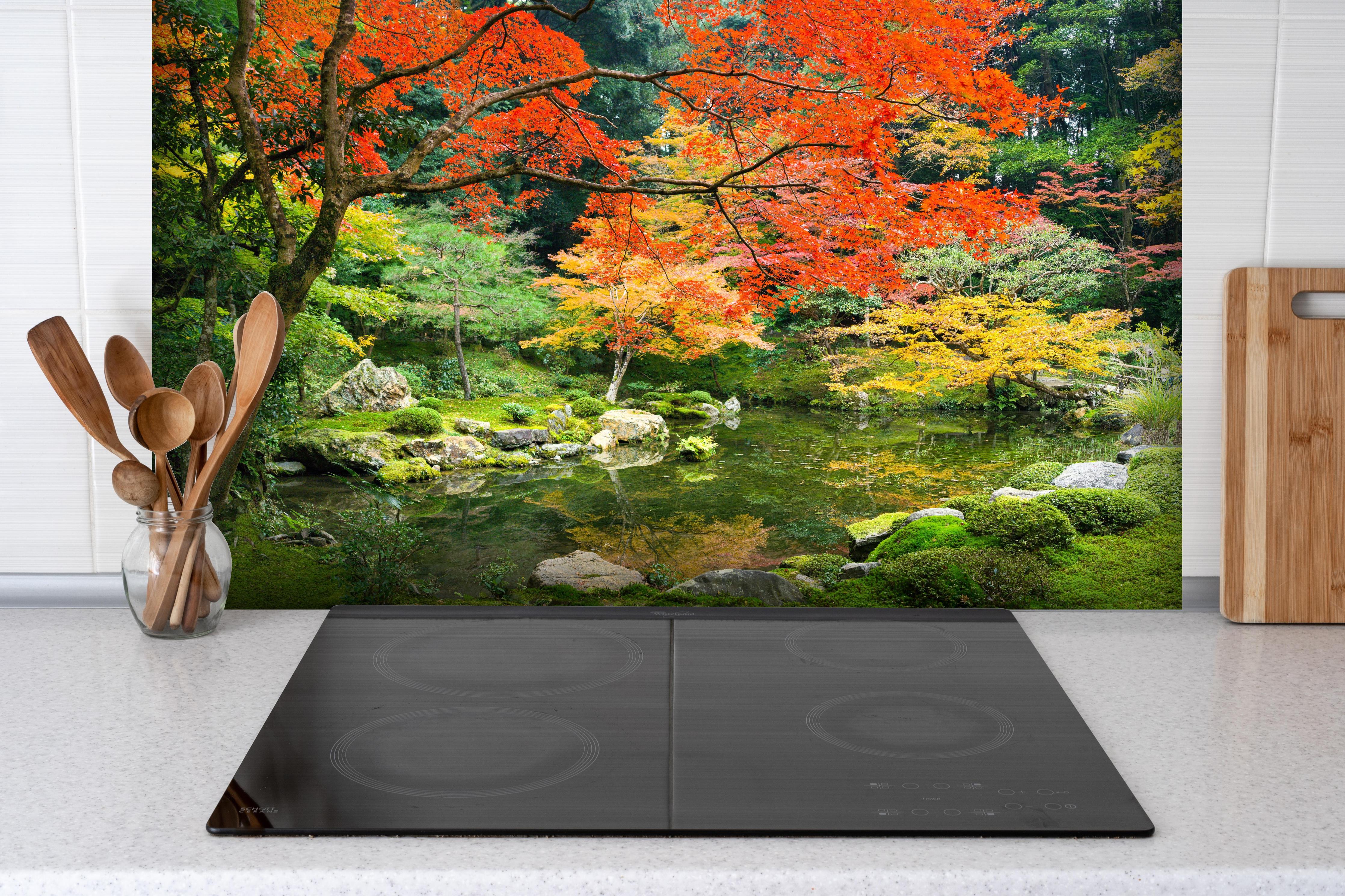 Spritzschutz - Japanischer Garten im Herbst hinter einem Cerankochfeld zwischen Holz-Kochutensilien