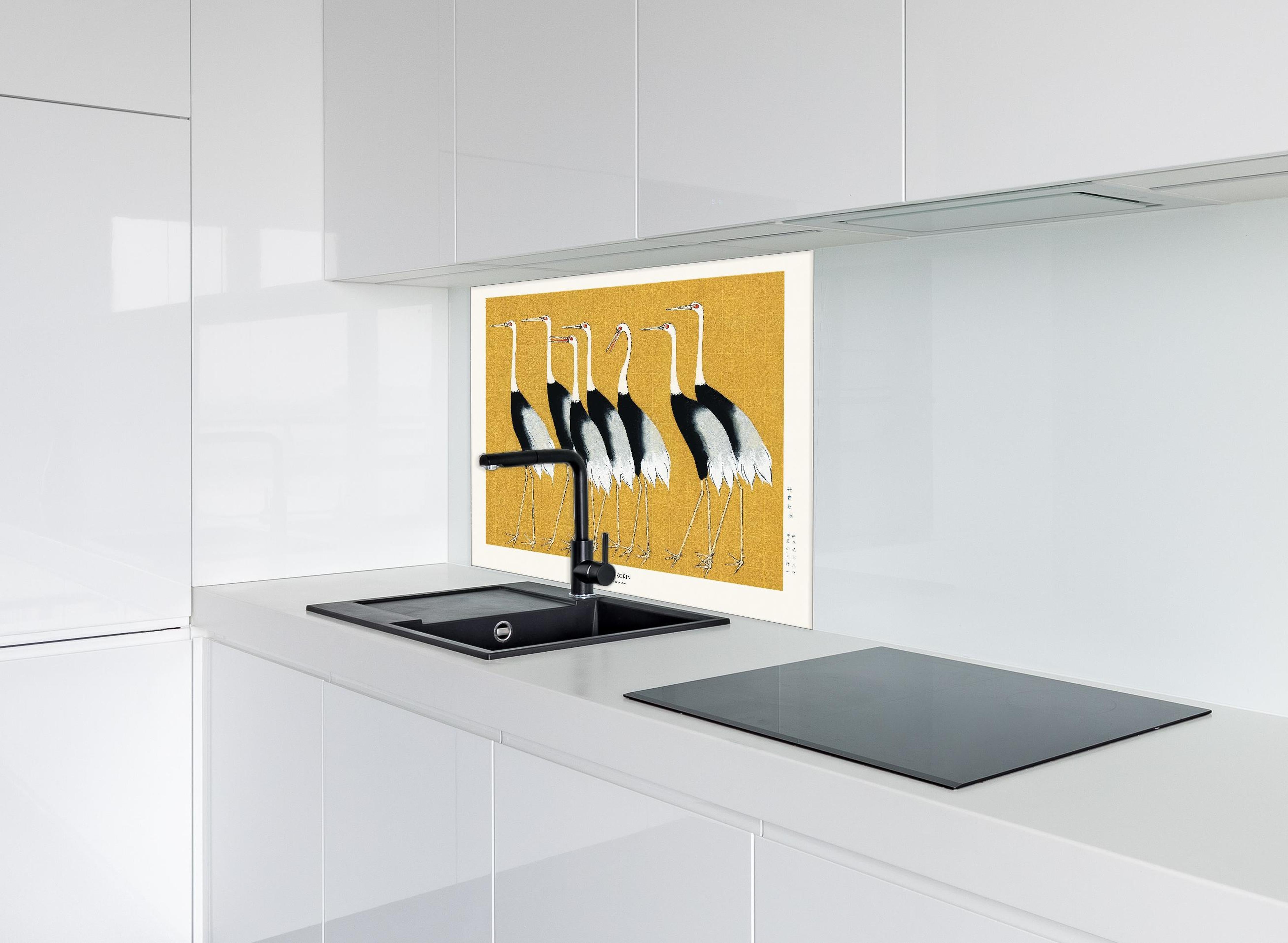 Spritzschutz - Japanischer Mandschurenkranich - Gold hinter einem Cerankochfeld zwischen Holz-Kochutensilien