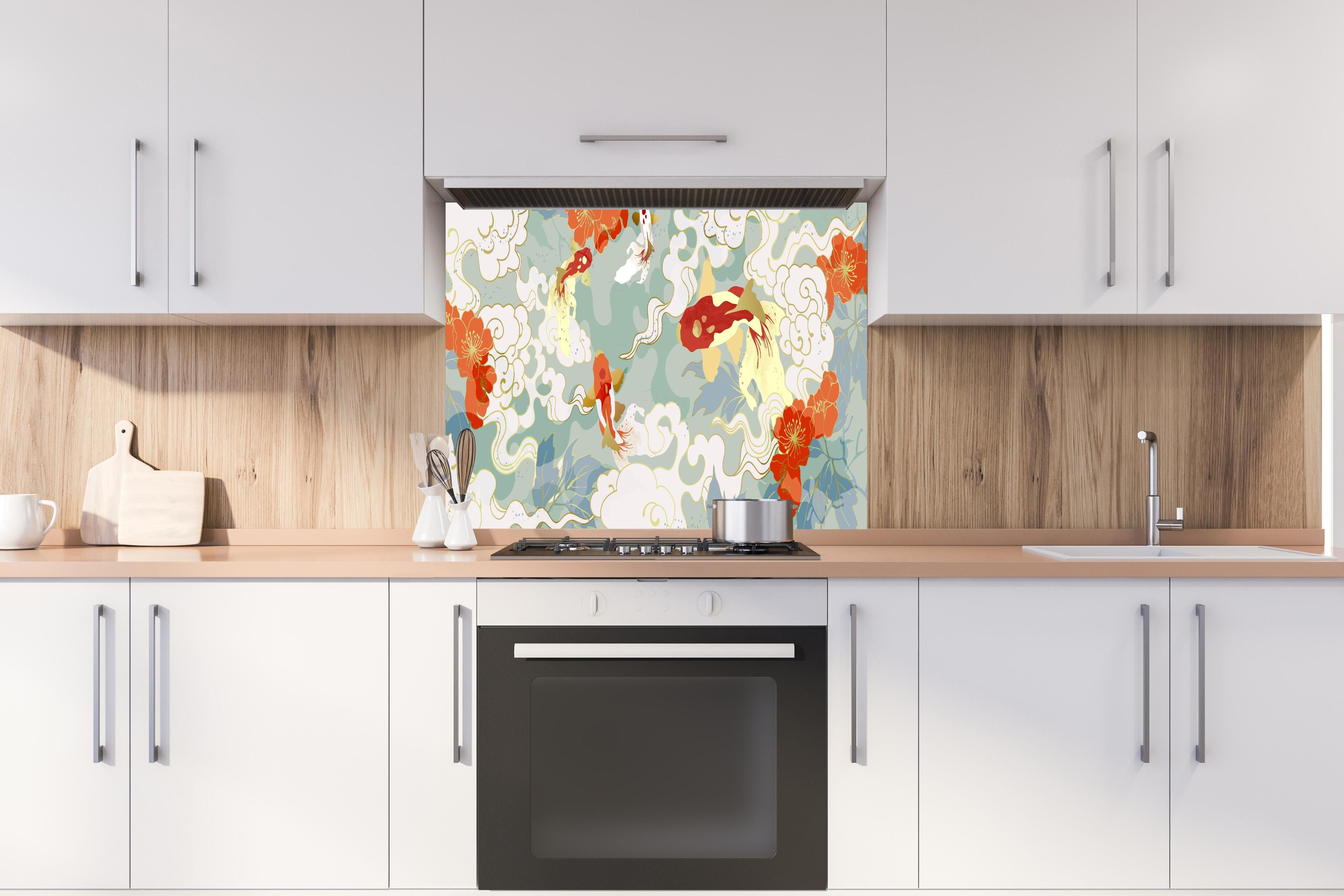 Spritzschutz - Japanisches Koi Teichdesign in Pastell hinter einem Cerankochfeld zwischen Holz-Kochutensilien