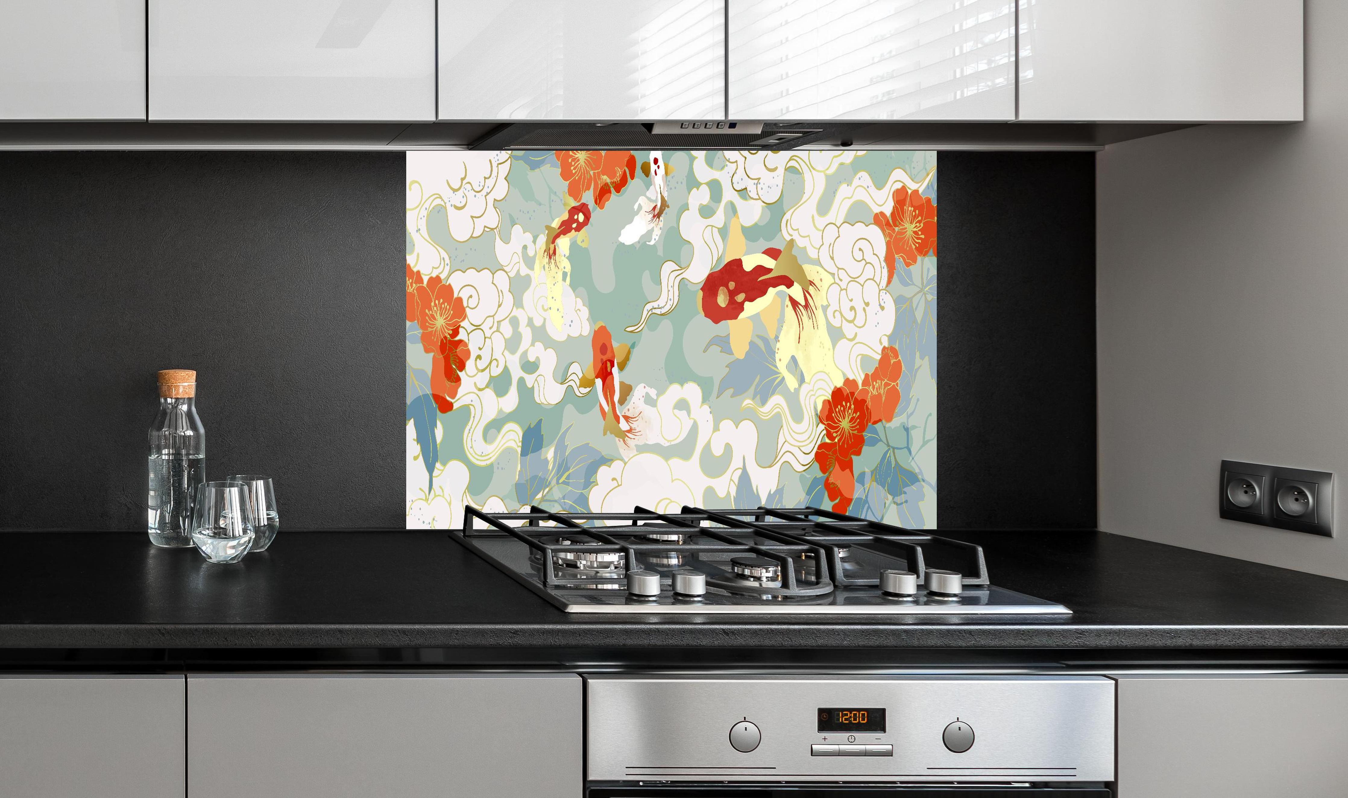 Spritzschutz - Japanisches Koi Teichdesign in Pastell hinter einem Cerankochfeld zwischen Holz-Kochutensilien