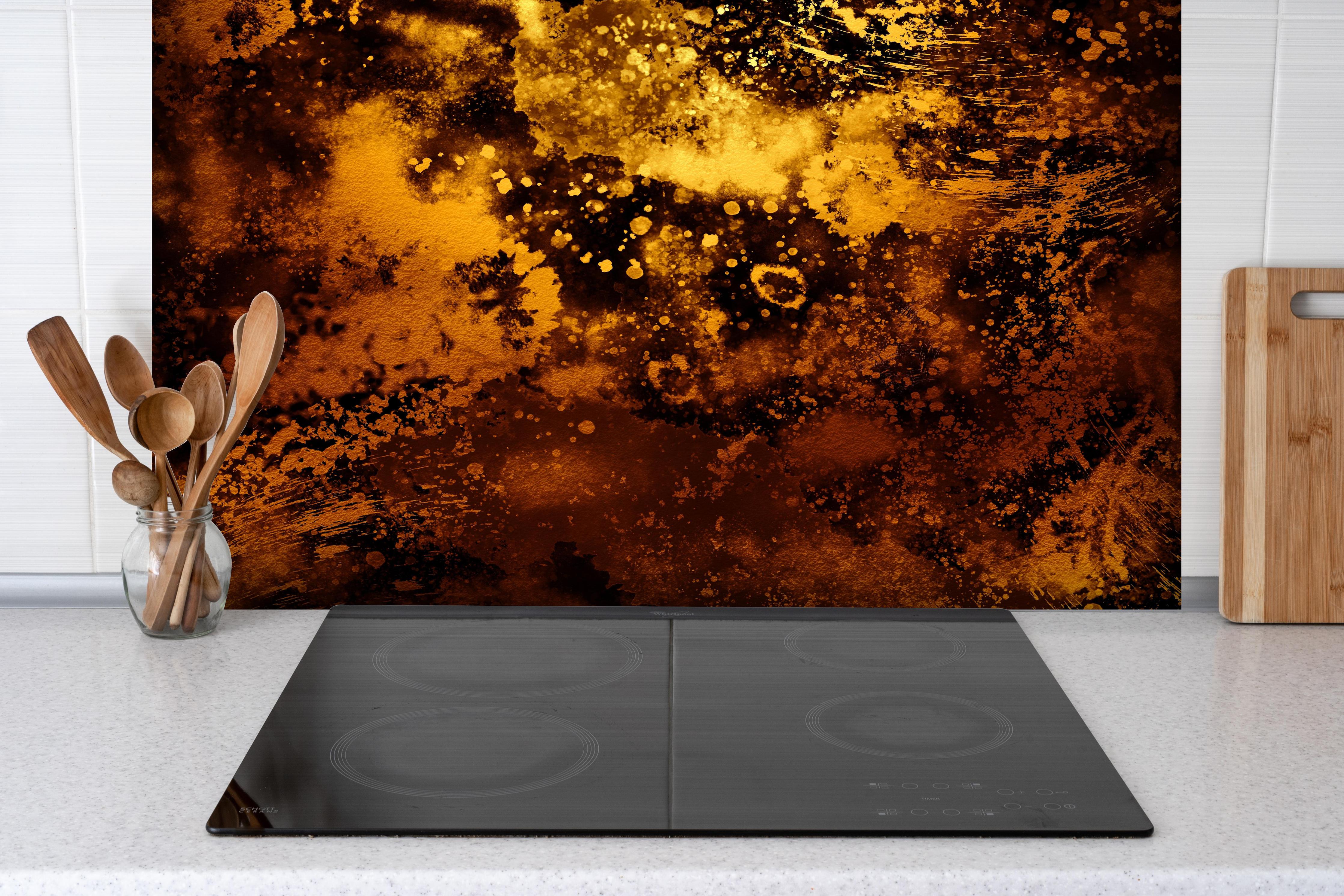 Spritzschutz - Japanisches Kunstwerk - Sengoku Gold hinter einem Cerankochfeld zwischen Holz-Kochutensilien